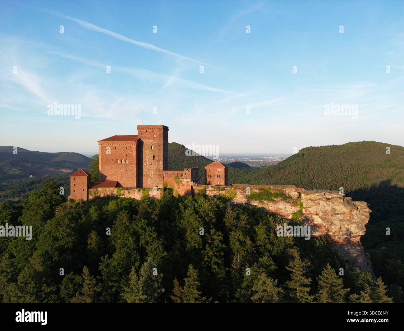 Reichsburg Trifels und das Heilige Deutsche Reich 19.05.2025, Deutschland, Rheinland-Pfalz, Burg Trifels, Annweiler, hier sind die Kleinodien, Zeichen, des Heiligen Deutschen Reiches aufbewahrt als Nachbau, Orginale in Wien in der Schatzkammer der Hofburg. Einst Gefängniss von König Richard Löwenherz, Europa Flagge Annweiler Rheinland Pfalz Deutschland *** Schloss Trifels und das Heilige Deutsche Reich 19 05 2025, Deutschland, Rheinland-Pfalz, Schloss Trifels, Annweiler, hier sind die Schmuckstücke, Zeichen, des Heiligen Deutschen Reiches, die als Replikate aufbewahrt werden, Originale in Wien in der Schatzkammer der Hofburg, einst der Priso Stockfoto