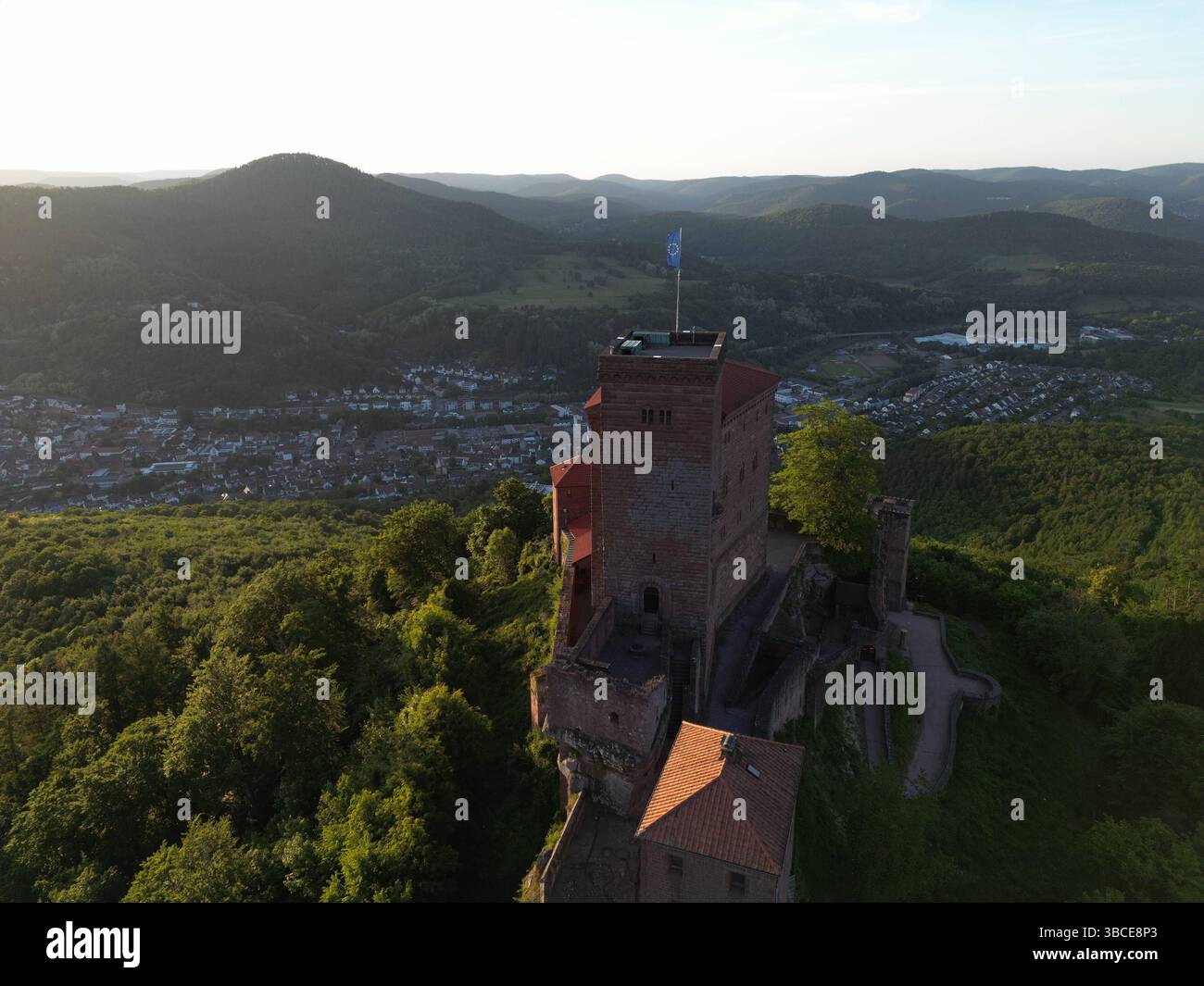 Reichsburg Trifels und das Heilige Deutsche Reich 19.05.2025, Deutschland, Rheinland-Pfalz, Burg Trifels, Annweiler, hier sind die Kleinodien, Zeichen, des Heiligen Deutschen Reiches aufbewahrt als Nachbau, Orginale in Wien in der Schatzkammer der Hofburg. Einst Gefängniss von König Richard Löwenherz, Europa Flagge Annweiler Rheinland Pfalz Deutschland *** Schloss Trifels und das Heilige Deutsche Reich 19 05 2025, Deutschland, Rheinland-Pfalz, Schloss Trifels, Annweiler, hier sind die Schmuckstücke, Zeichen, des Heiligen Deutschen Reiches, die als Replikate aufbewahrt werden, Originale in Wien in der Schatzkammer der Hofburg, einst der Priso Stockfoto