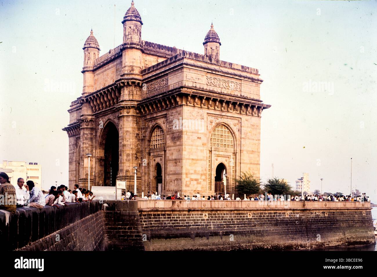 Das Gateway of India ist ein im frühen 20. Jahrhundert in der Stadt Mumbai, Indien, erbautes Bogendenkmal. Es wurde errichtet, um der Landung von König-Kaiser George V zu gedenken, dem ersten britischen Monarchen, der Indien besuchte, im Dezember 1911 an der Strand Road in der Nähe des Wellington Fountain. Stockfoto