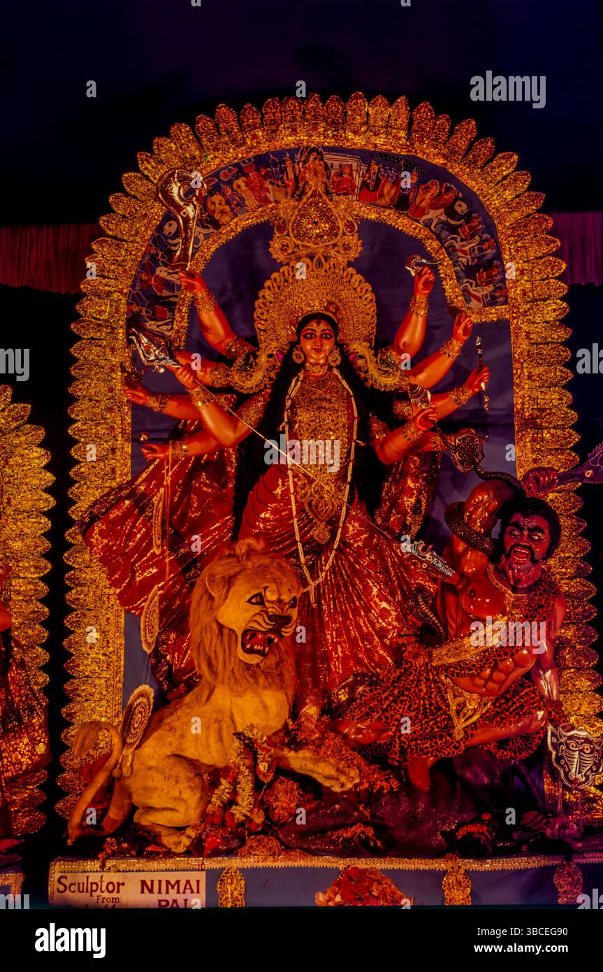 Durga Puja feiert den Sieg der Göttin Durga über den Dämonenkönig Mahishasura. Es beginnt am selben Tag wie Navratri, ein neuntägiges Fest in vielen nördlichen und westlichen Staaten, das im weiteren Sinne das göttliche Weibliche (shakti) feiert. Durga Puja, auch bekannt als Durgotsava oder Sharodotsava, ist ein alljährliches Hindu-Fest, das auf dem indischen Subkontinent seinen Ursprung hat und der Hindu-Göttin Durga huldigt Stockfoto Durga Puja feiert den Sieg der Göttin Durga über den Dämonenkönig Mahishasura. Es beginnt am selben Tag wie Navratri, ein neuntägiges Fest in vielen nördlichen und westlichen Staaten, das im weiteren Sinne das göttliche Weibliche (shakti) feiert. Durga Puja, auch bekannt als Durgotsava oder Sharodotsava, ist ein alljährliches Hindu-Fest, das auf dem indischen Subkontinent seinen Ursprung hat und der Hindu-Göttin Durga huldigt Stockfoto