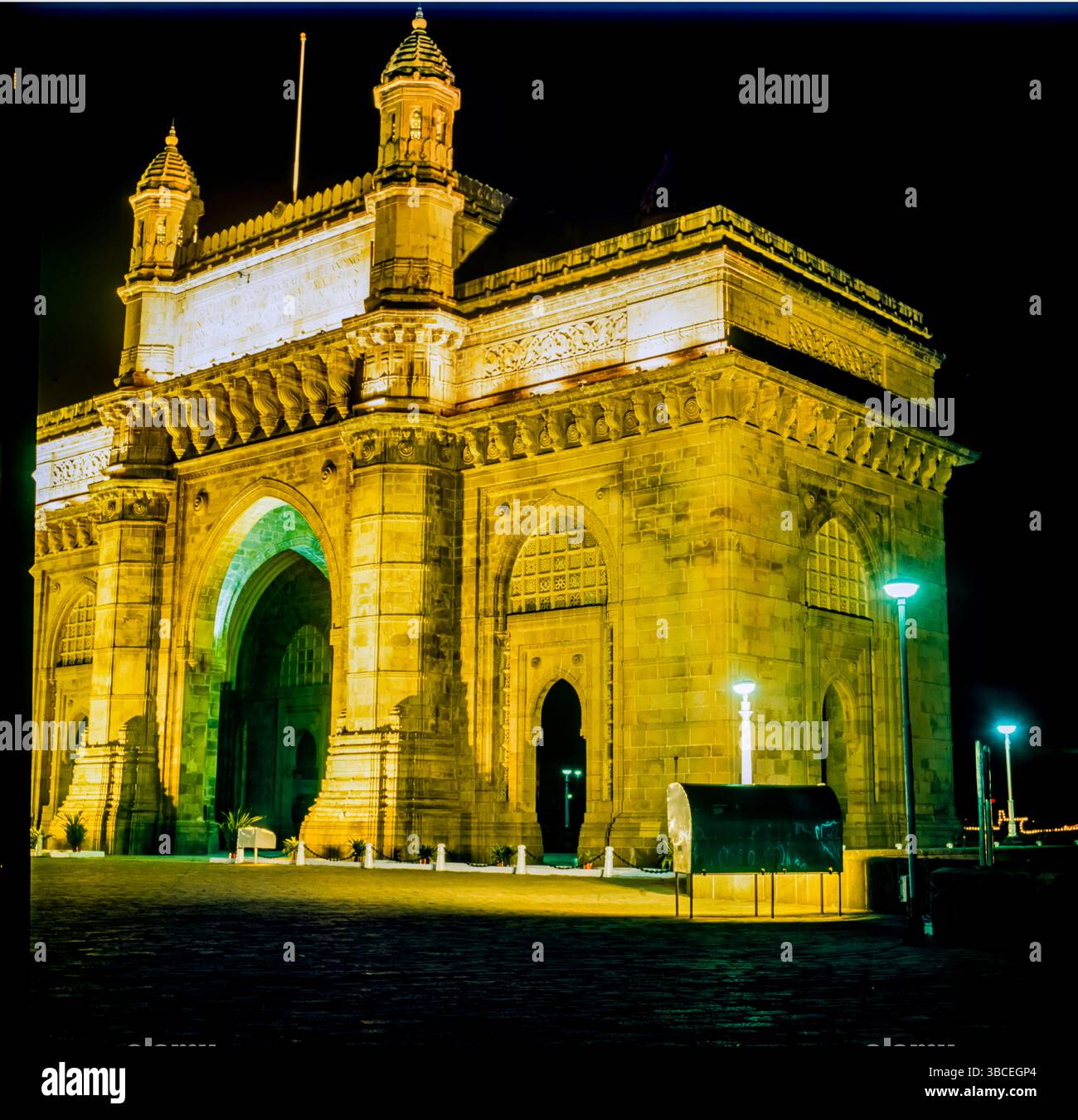 Das Gateway of India ist ein im frühen 20. Jahrhundert in der Stadt Mumbai, Indien, erbautes Bogendenkmal. Es wurde errichtet, um der Landung von König-Kaiser George V zu gedenken, dem ersten britischen Monarchen, der Indien besuchte, im Dezember 1911 an der Strand Road in der Nähe des Wellington Fountain. Stockfoto