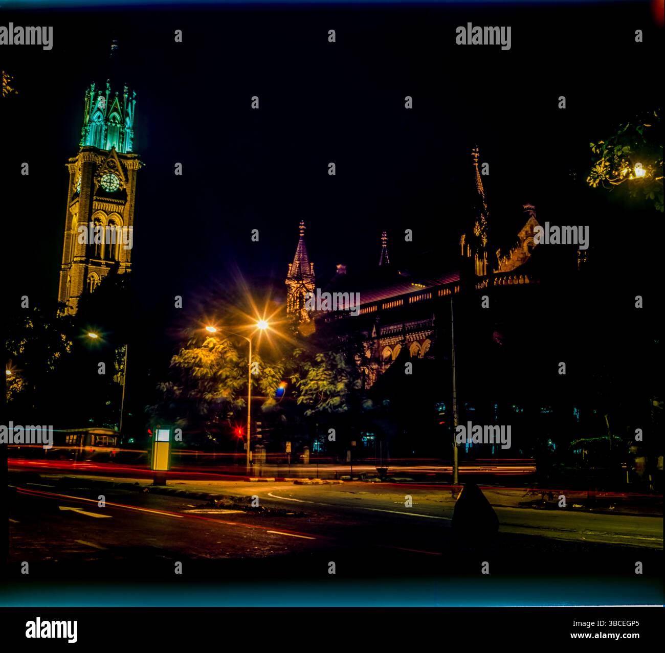 Der Rajabai Tower ist ein Uhrenturm in Süd-Mumbai Indien. Es befindet sich in den Grenzen des Fort Campus der Universität von Mumbai. Er ist auf einer Höhe von 85 m. der Turm ist Teil des viktorianischen und Art Deco Ensemble von Mumbai, das 2018 auf die Liste der Weltkulturerbestätten gesetzt wurde. Stockfoto