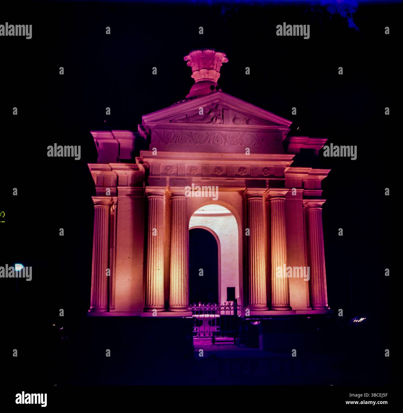 Aayi Mandapam ist ein weißes Denkmal in Pondicherry, Indien, erbaut während Napoleon III., Kaiser von Frankreich. Es liegt im Zentrum des Bharati Parks. Das Denkmal erinnert an die Wasserversorgung der französischen Stadt während seiner Herrschaft. Es wurde nach einer Kurtisane namens Āyi benannt. Das offizielle Emblem von Pondicherry ist ein eleganter weißer Pavillon, gekrönt von einem Fleur-de-Lis, den formellen königlichen Armen Frankreichs. Nicht viele wissen das über Aayi Mandapam, das unberührte Denkmal hinter der Ikone. Stockfoto