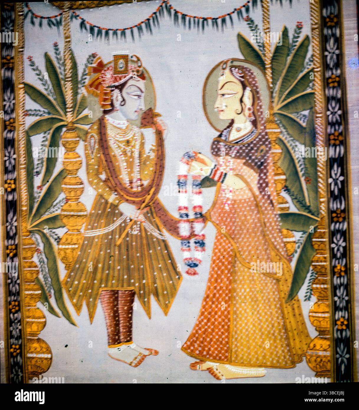 Wie der Name schon sagt, sind Miniaturgemälde farbenfrohe handgefertigte Gemälde, die sehr klein sind. Die Farben in den Gemälden stammen aus verschiedenen natürlichen Quellen wie Gemüse, Indigo, Edelsteine, Gold und Silber. Während Künstler auf der ganzen Welt ihr jeweiliges Thema durch ihre Gemälde vermitteln, besteht das häufigste Thema, das in den Miniaturgemälden Indiens verwendet wird, aus den Ragas oder einem Muster von musikalischen Noten sowie religiösen und mythologischen Geschichten. Diese werden auf Materialien wie Papier, Stoff, Elfenbein ausgeführt. Stockfoto