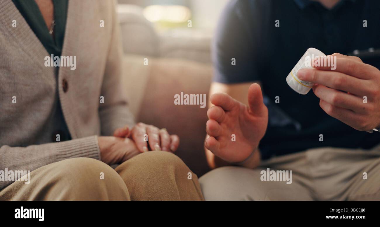 Hände, alte Frau und Pflegeperson mit Pillen auf Sofa zur Behandlung von Krankheiten, verschreibungspflichtigen Medikamenten oder erklären Dosierung. Häusliche Pflege, Patient und Gesundheitswesen Stockfoto