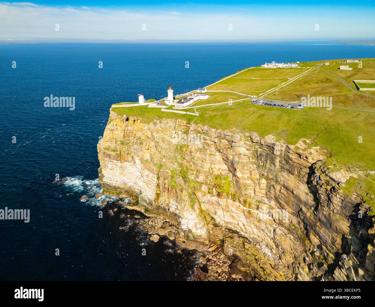 Luftaufnahme des Dunnet Head Lighthouse am nördlichsten Punkt auf dem britischen Festland, Caithness, Schottland, Großbritannien Stockfoto