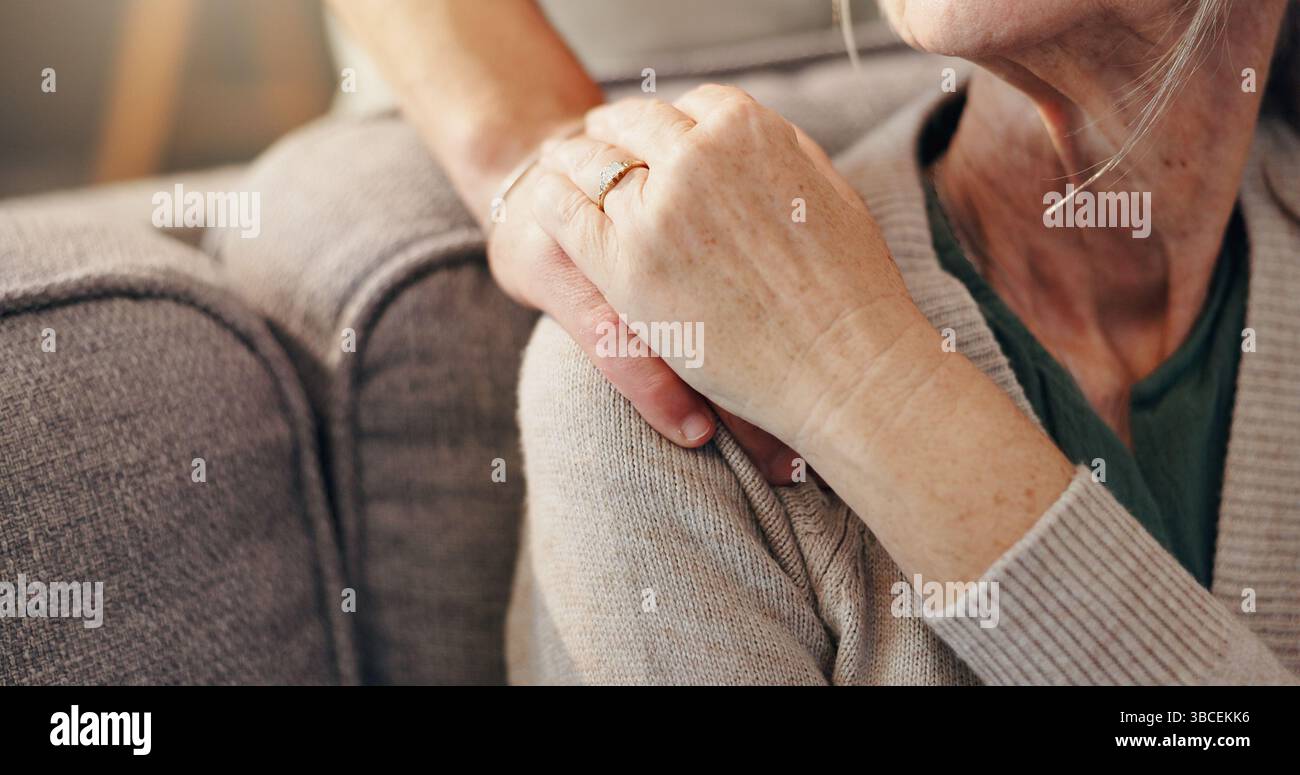 Einfühlungsvermögen, Seniorin und Hands-on-Sofa mit Unterstützung im Ruhestand, ehrenamtlichem Dienst und Mitgefühl. Nahaufnahme, älterer Patient und Betreuer in Assistenzärzte Stockfoto