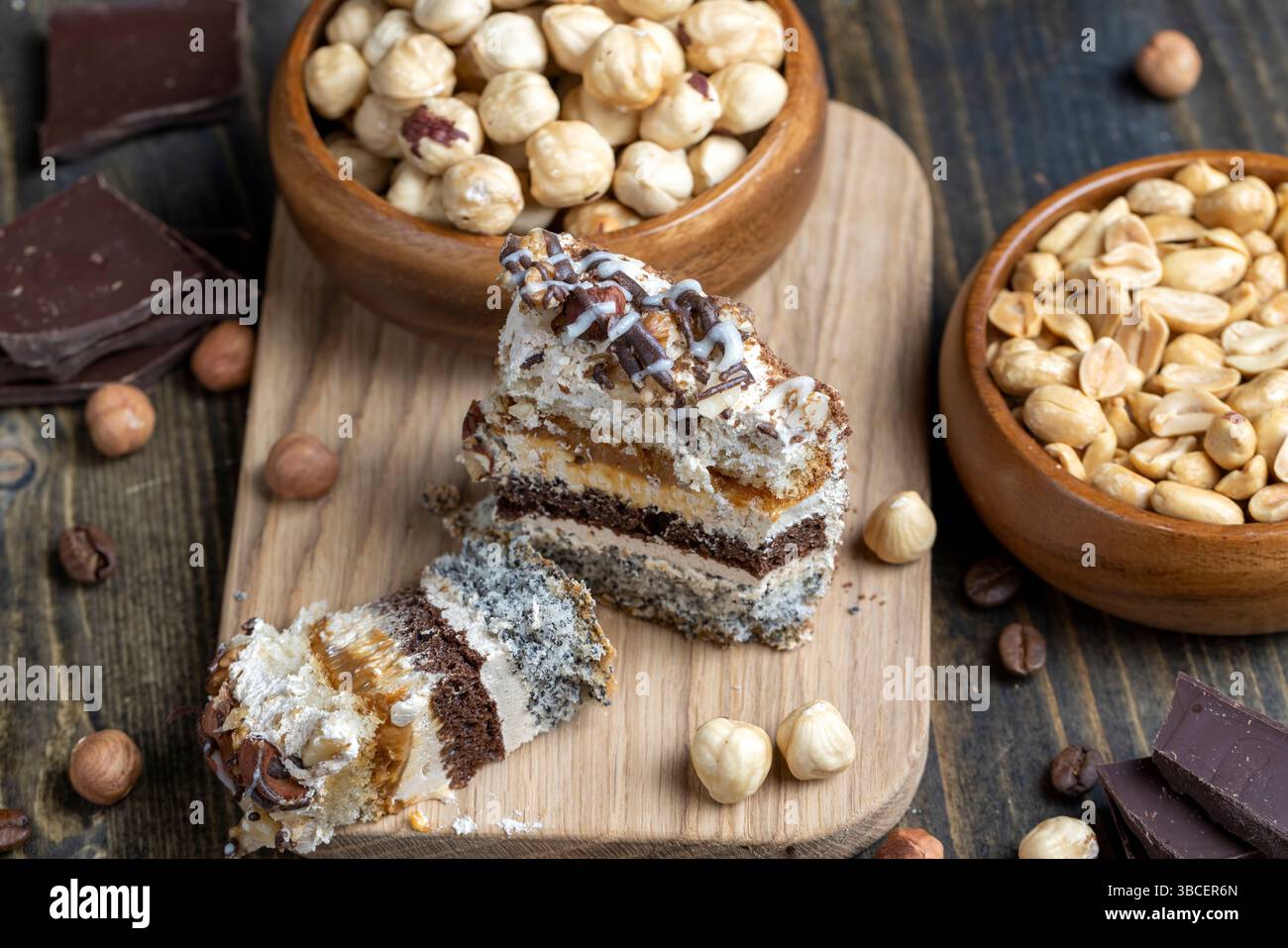 Mehrschichtiger Kuchen mit verschiedenen Schichten, Karamell, Mohn und Cremeschichten Kuchen zum Dessert mit Nüssen Stockfoto