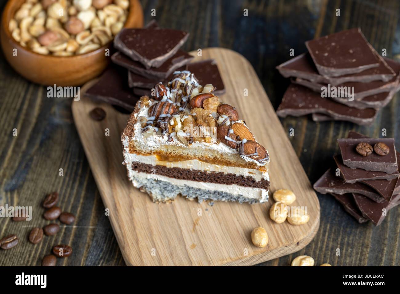 Mehrschichtiger Kuchen mit verschiedenen Schichten, Karamell, Mohn und Cremeschichten Kuchen zum Dessert mit Nüssen Stockfoto