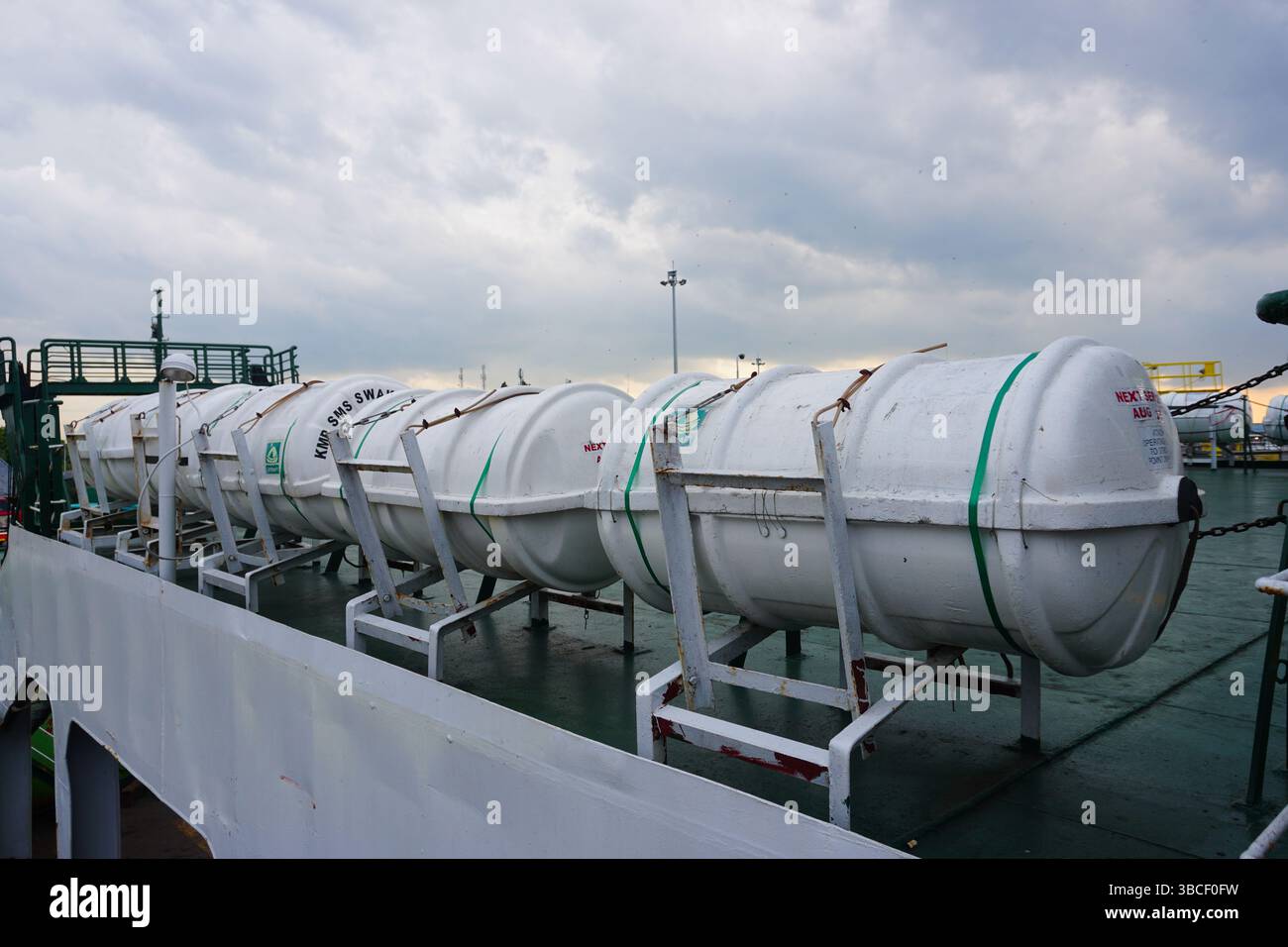 Bali, Indonesien - 17. Mai 2025, Rettungsboot auf der Küste, Rettungsboot oder Rettungsteam auf dem Meer. Weißes Rettungsboot Stockfoto