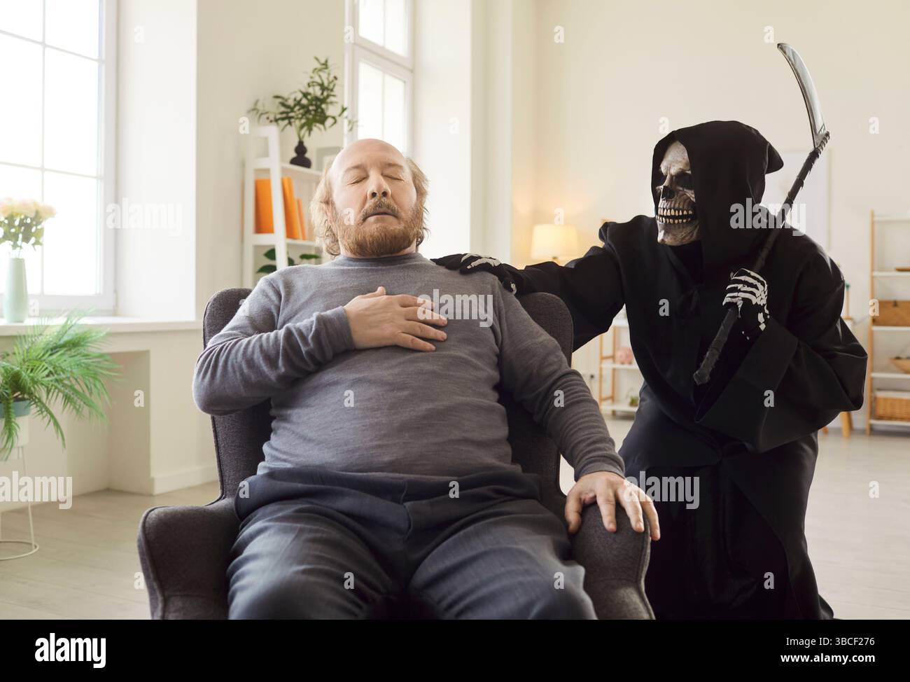 Ein älterer Mann mit Herzinfarkt, der vom Tod gejagt wurde in einem grimmigen Sensenkostüm mit Sense Stockfoto