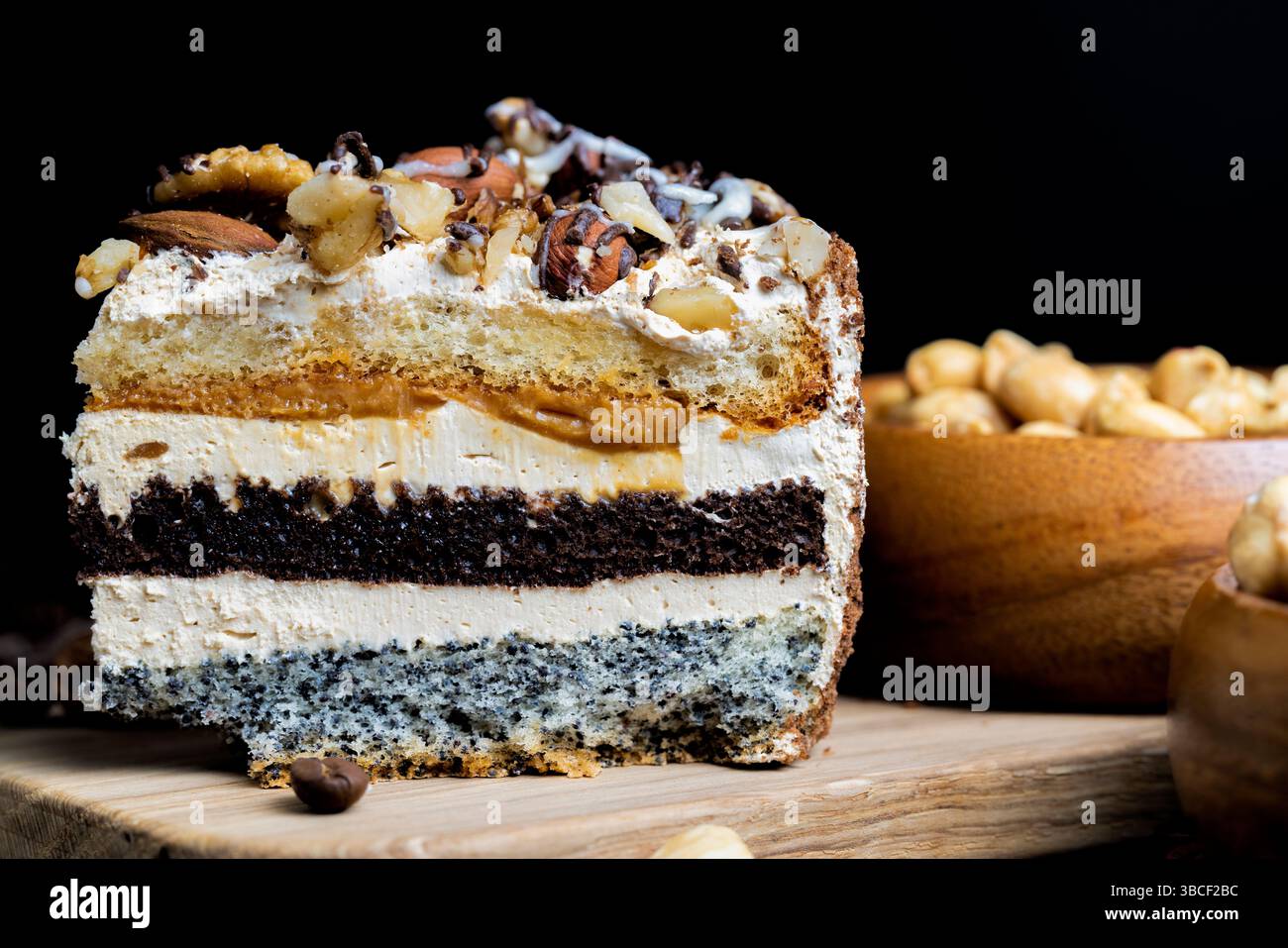 Mehrschichtiger Kuchen mit verschiedenen Schichten, Karamell, Mohn und Cremeschichten Kuchen zum Dessert mit Nüssen Stockfoto