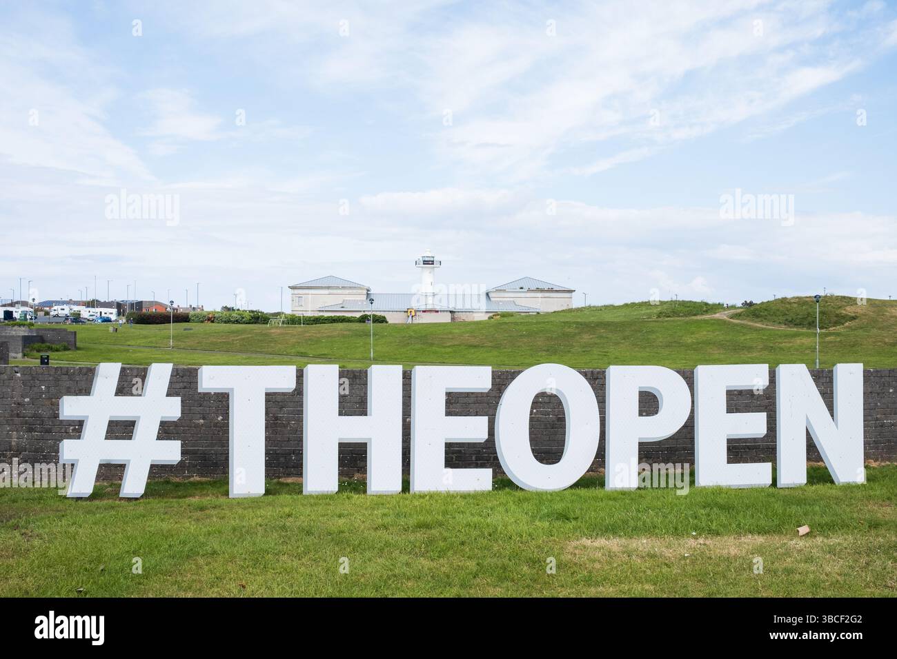 Portrush, Nordirland - 19. Mai 2025: Schild für die Open Championship Golf British Open mit Blick auf das Dunluce Centre, Stadt mit 2025 Golfplätzen Stockfoto