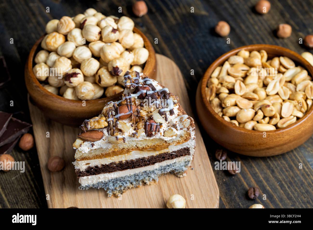 Mehrschichtiger Kuchen mit verschiedenen Schichten, Karamell, Mohn und Cremeschichten Kuchen zum Dessert mit Nüssen Stockfoto