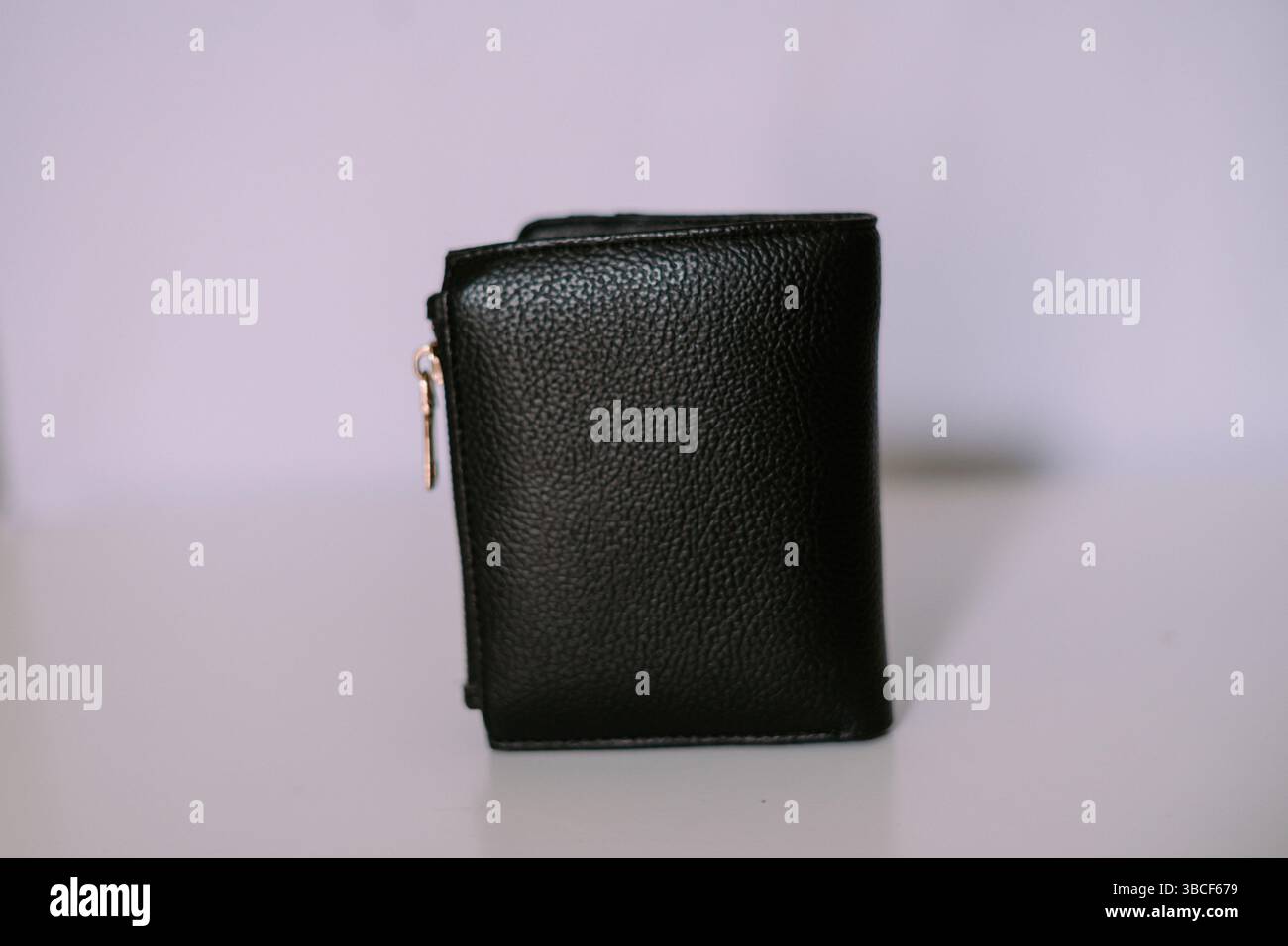 Die Nahaufnahme zeigt eine stilvolle schwarze Ledertasche, die sich ideal für Finanz- oder Modethemen eignet. Es bietet eine einfache, aber elegante Komposition, die gegen einen steht Stockfoto