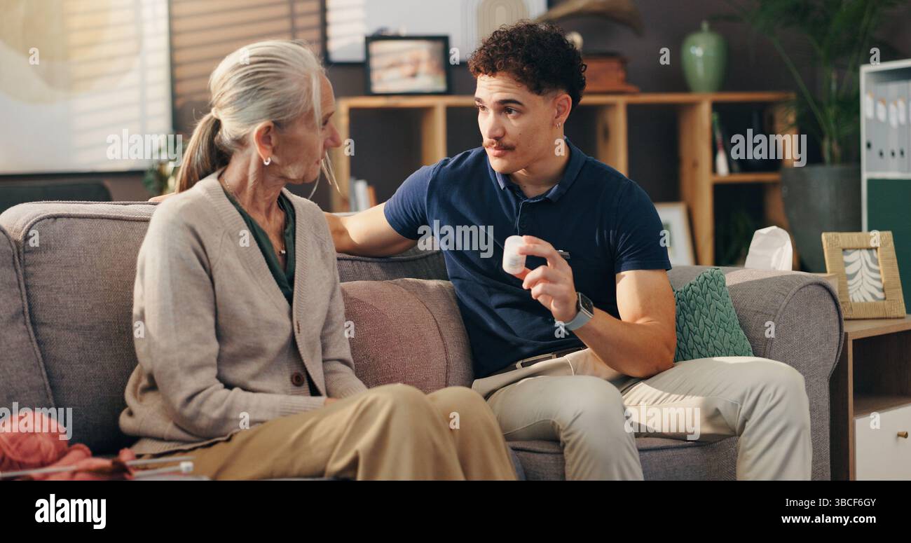 Pflegekraft, Seniorin und Pillen auf Sofa mit Medikamentenanweisungen, Tablettendosierung und Krankheitsmanagement. Häusliche Pflege, alte Person und Gesundheitswesen Stockfoto