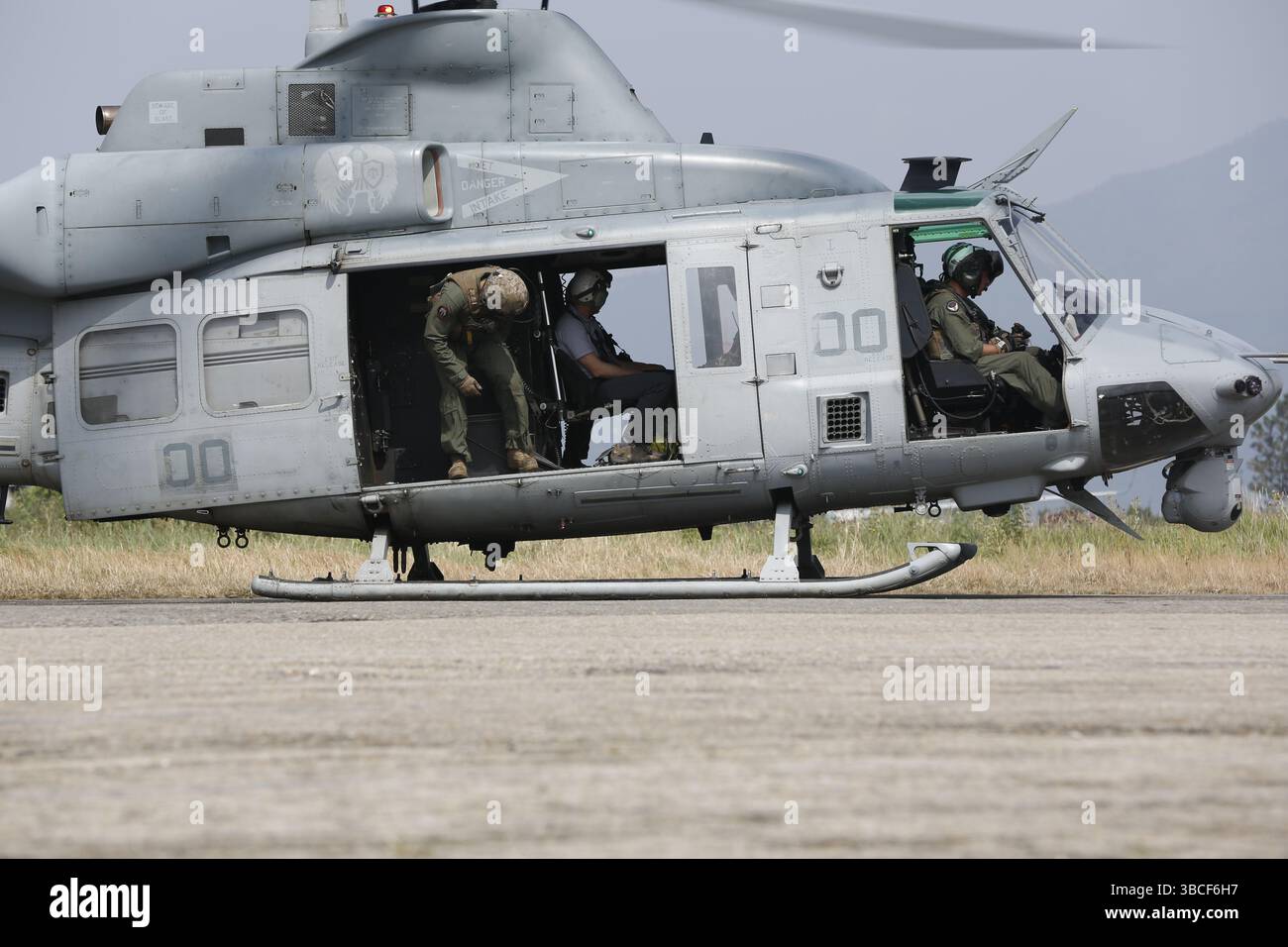 Mitglieder des US-Dienstes mit der Joint Task Force 505 und Mitglieder der United States Agency for International Development verließen am 12. Mai 2015 den Tribhuvan International Airport in Kathmandu, Nepal, in einem UH-1Y Gift, um Hilfe und Hilfsgüter in entlegene Gebiete Nepals während der Operation Sahayogi Haat zu liefern. JTF 505 leistete zusammen mit anderen multinationalen Truppen und humanitären Hilfsorganisationen Hilfe für Nepal, nachdem das Land am 25. April von einem Erdbeben der Stärke 7,8 und am 12. Mai 7,3 von einem Erdbeben heimgesucht wurde. Auf Wunsch Nepals ordnete die US-Regierung JTF 505 an, einzigartige Fähigkeiten zur Unterstützung des C bereitzustellen Stockfoto
