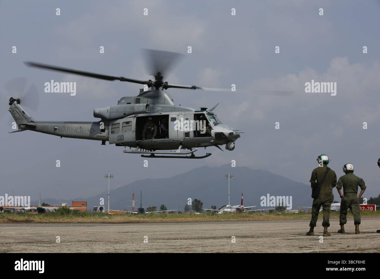 Mitglieder des US-Dienstes mit der Joint Task Force 505 und Mitglieder der United States Agency for International Development verließen am 12. Mai 2015 den Tribhuvan International Airport in Kathmandu, Nepal, in einem UH-1Y Gift, um Hilfe und Hilfsgüter in entlegene Gebiete Nepals während der Operation Sahayogi Haat zu liefern. JTF 505 leistete zusammen mit anderen multinationalen Truppen und humanitären Hilfsorganisationen Hilfe für Nepal, nachdem das Land am 25. April von einem Erdbeben der Stärke 7,8 und am 12. Mai 7,3 von einem Erdbeben heimgesucht wurde. Auf Wunsch Nepals ordnete die US-Regierung JTF 505 an, einzigartige Fähigkeiten zur Unterstützung des C bereitzustellen Stockfoto