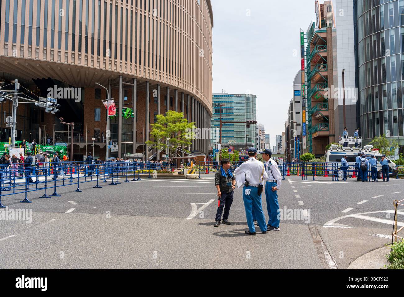 Kobe, Hyogo, Japan – 18. Mai 2025: Die Polizeipräfektur Hyogo leitet die Verkehrskontrolle während des 52. Kobe Matsuri Festivals. Stockfoto