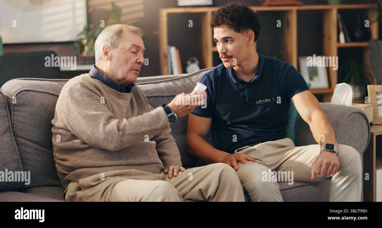 Pflegekraft, Seniorin und Pillen zu Hause mit Nahrungsergänzungsmitteln, Tabletten-Dosierung und Krankheitsmanagement. Zu Hause, alte Person und medizinisches Fachpersonal Stockfoto