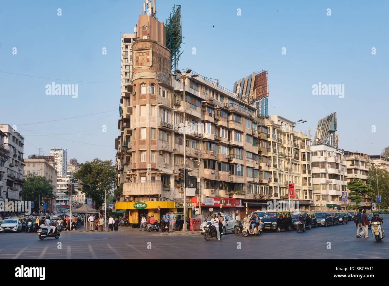 Ein beeindruckendes Wohn- und Geschäftsviertel aus der Kolonialzeit am Marine Drive/Sardar Vallabhai Patel Road in Gitgaum, Mumbai, Indien Stockfoto