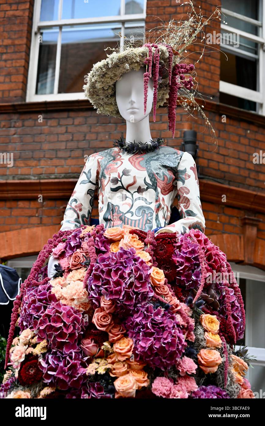Chelsea in Bloom, 2025 steht das Thema „Flowers in Fashion“, um Chelsea Platz im Herzen vieler legendärer Modebewegungen in London, Großbritannien, zu feiern Stockfoto