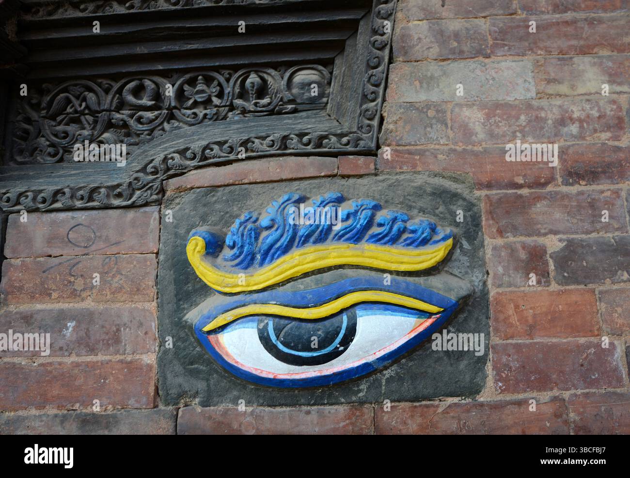 Ein farbenfrohes Auge Buddhas ziert einen Tempel in der Altstadt von Bhaktapur, Nepal. Stockfoto