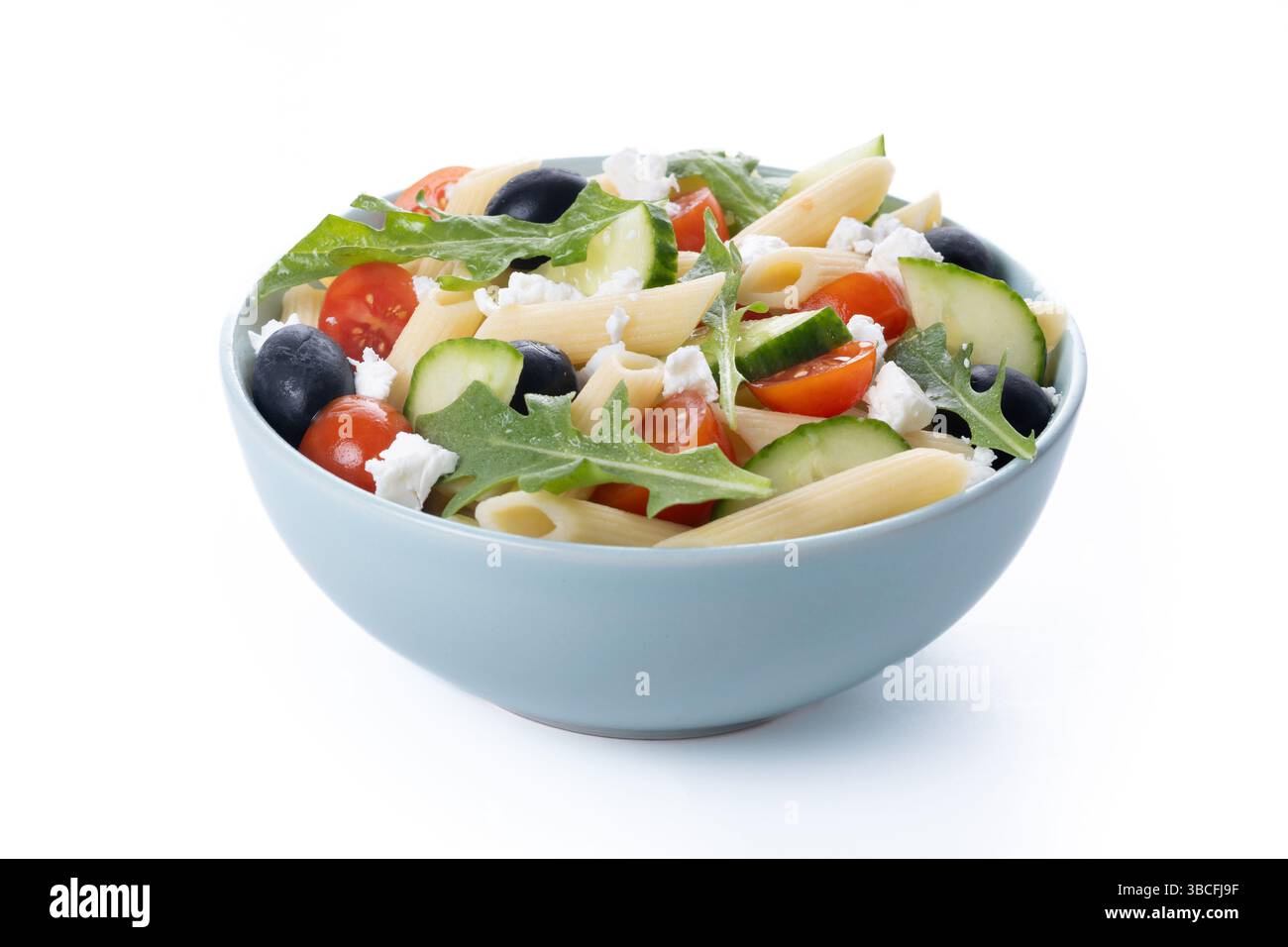 Mediterraner Pasta-Salat mit frischem Gemüse und Kräutern isoliert auf weißem Hintergrund Stockfoto