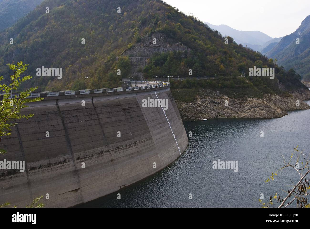 Damm, Lago di Valvestino, Gardasee, Lombardei, Italien, Europa Stockfoto