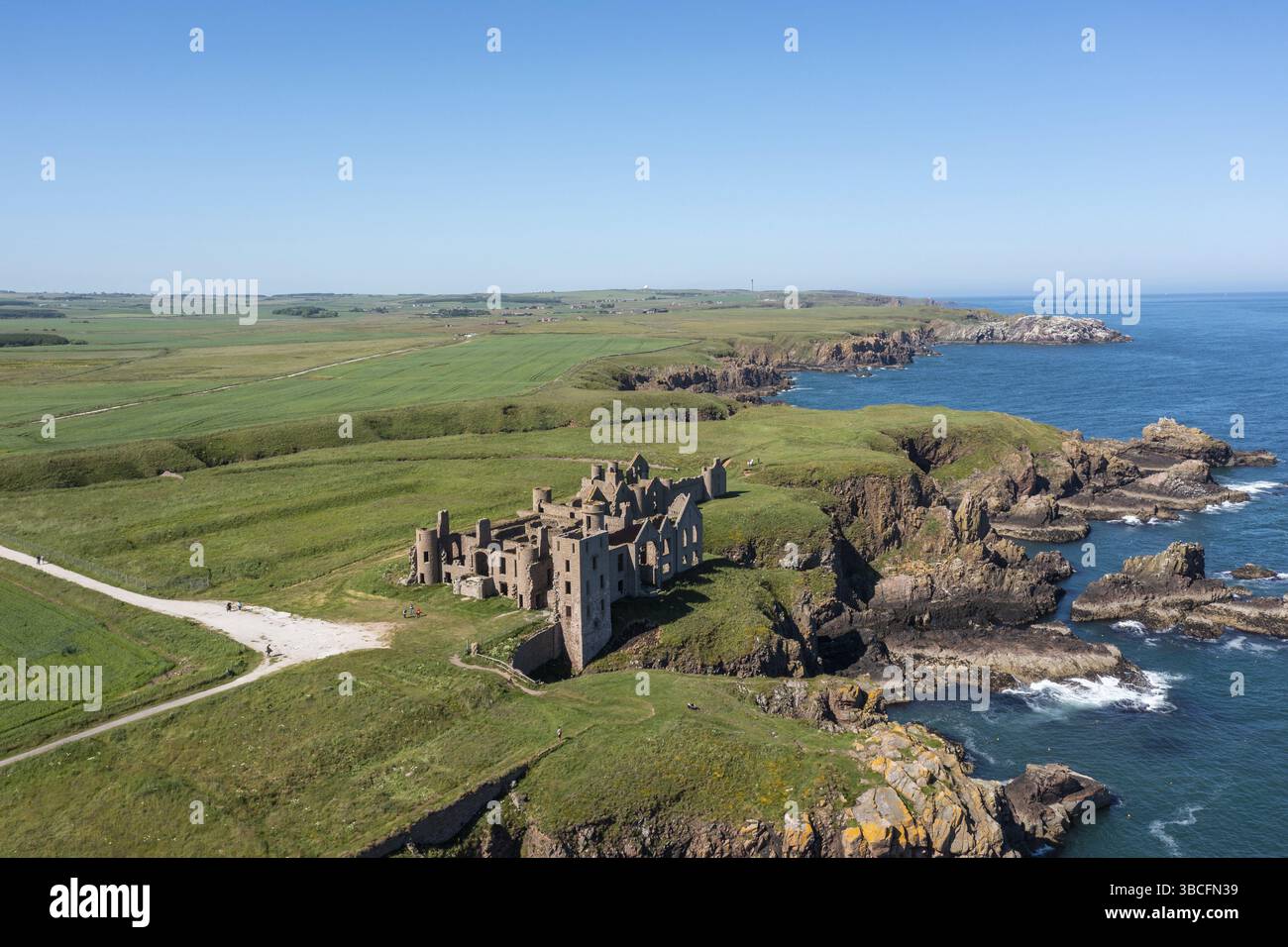 Cruden Bay, Großbritannien - 23. Juni 2022: Drohnenansicht von Slains Castle und der wilden Küste von Aberdeenshire Stockfoto