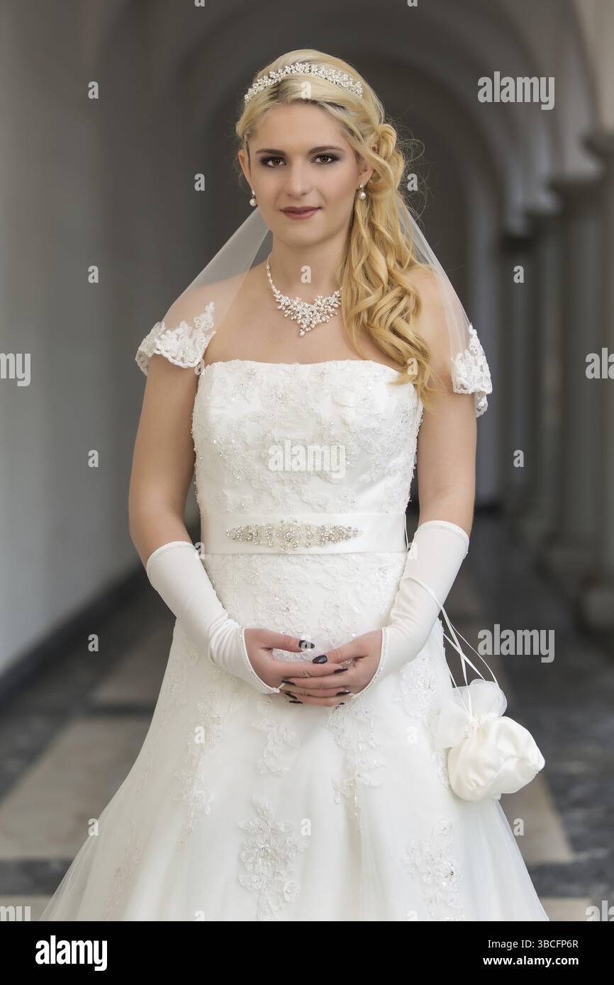 Porträt einer jungen Frau in einem weißen Hochzeitskleid Stockfoto