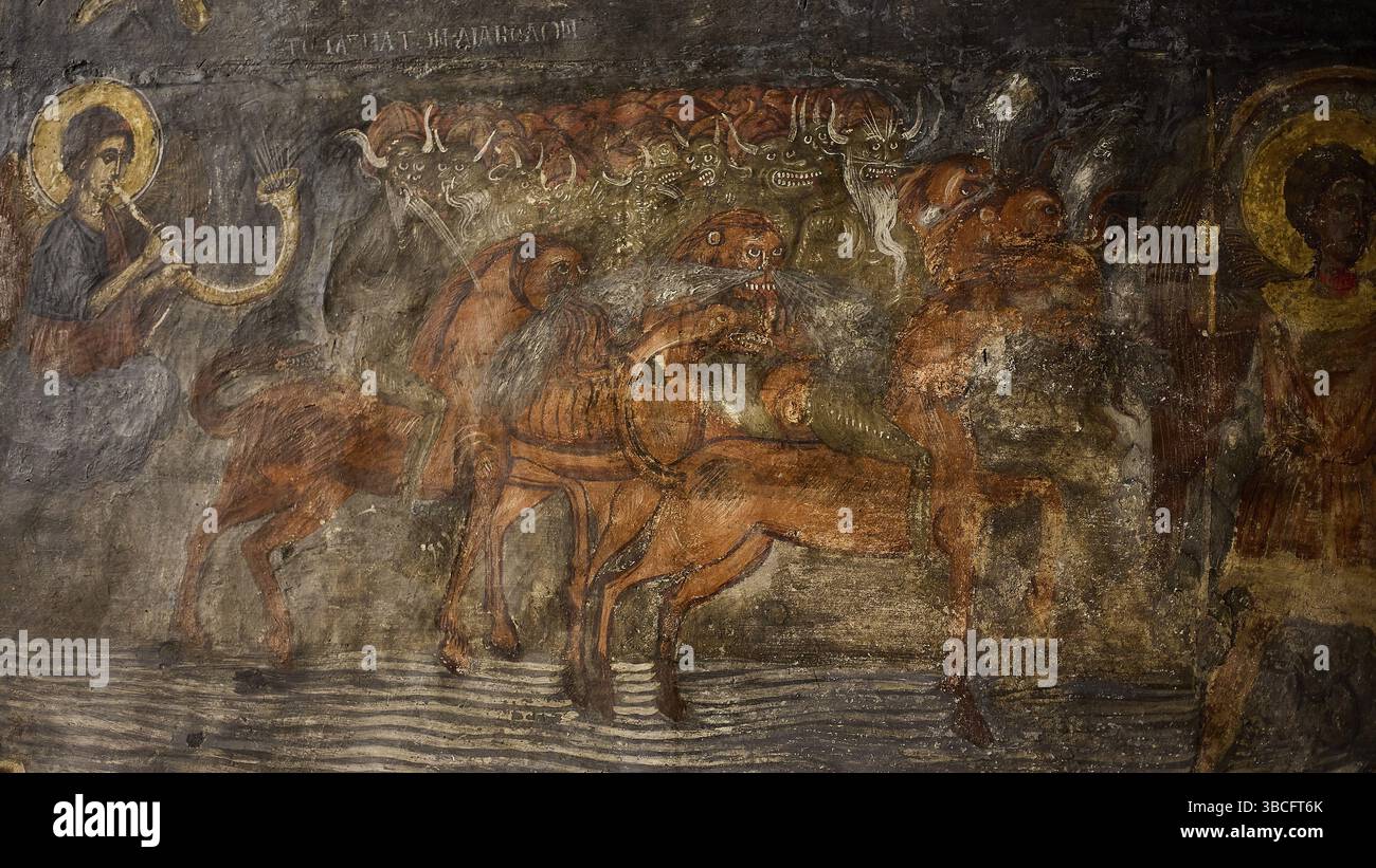 Fabelhafte Kreaturen mit Hörnern und Hufen erscheinen im Fresko in einer aktiven und dynamischen Szene, Ostern 2025, Kirche der Dormition des Allheiligen Gottes Stockfoto