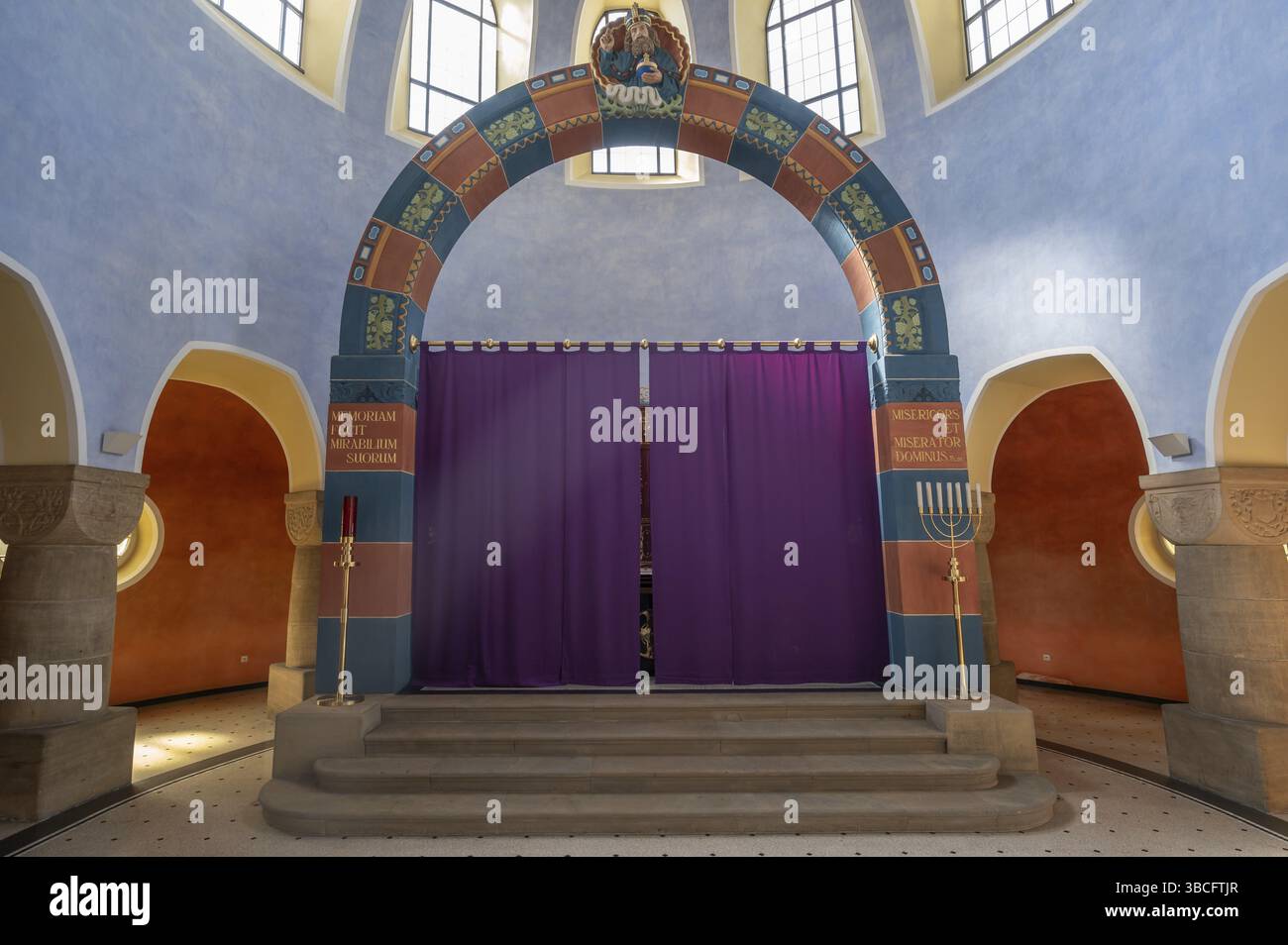 Chor mit Fastentuch der Stephanskirche, Jugendstilgebäude mit neoromanischen Elementen, erbaut zwischen 1908 und 1909, Adelsdorf, mittlere Fr. Stockfoto