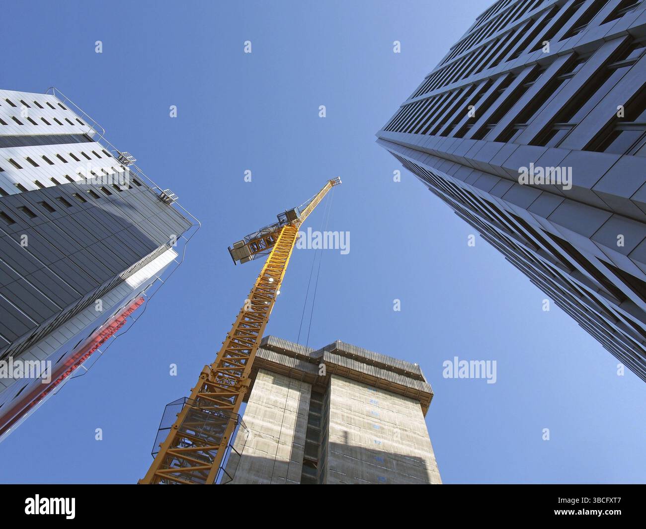 Vertical leeds, West yorkshire, vereinigtes Königreich, 15. august 2019: Blick auf einen hohen gelben Baukran, der an einem neuen Betongebäude mit großem arbeitet Stockfoto