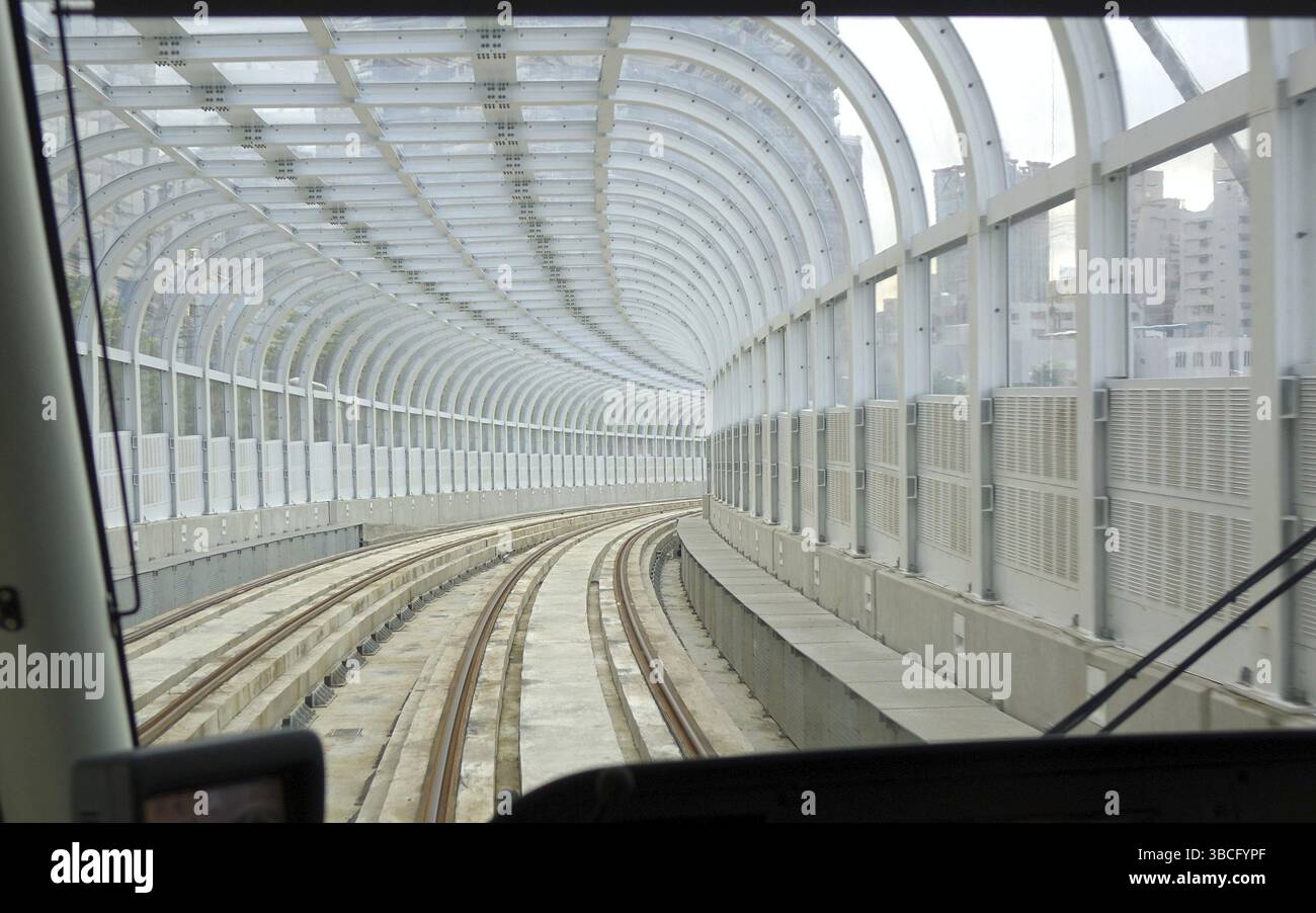 Eine Stadtbahn fährt durch einen oberirdischen Tunnel Stockfoto