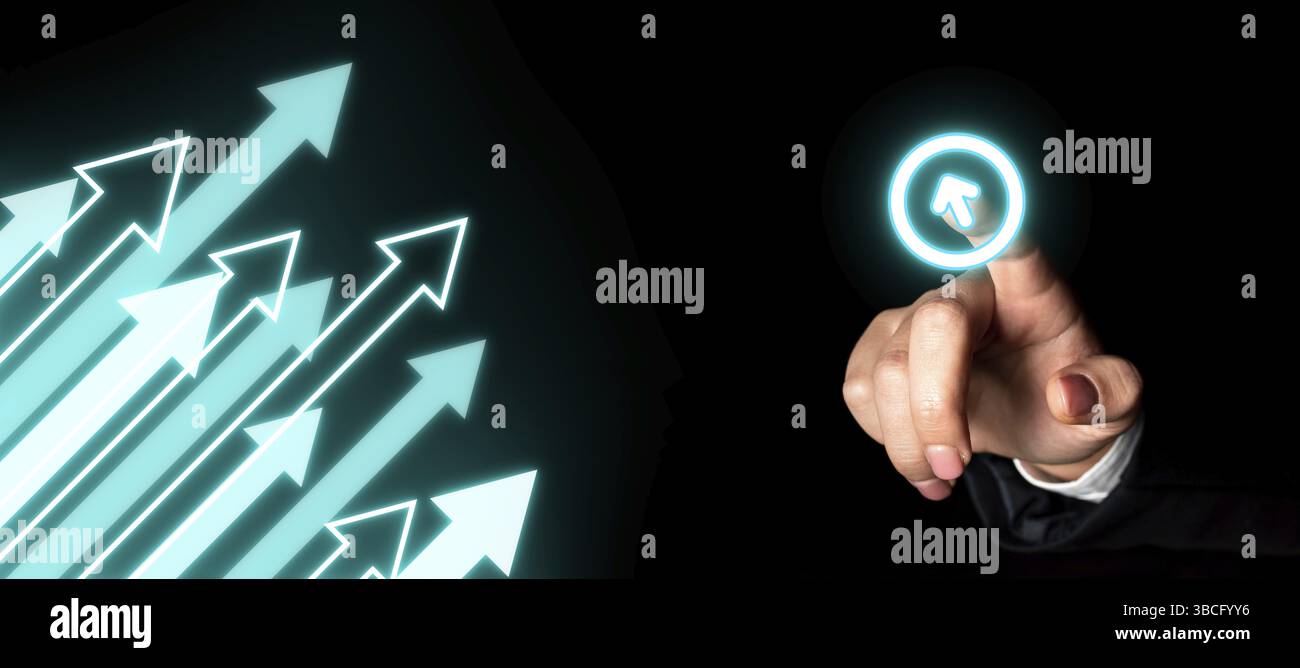 Mann sitzt am Tisch mit Laptop. Große weiße Sprechblase für Text-Overhead. Leeres Dialogfeld auf hellem Hintergrund. Zeichnung Abbildung Stockfoto