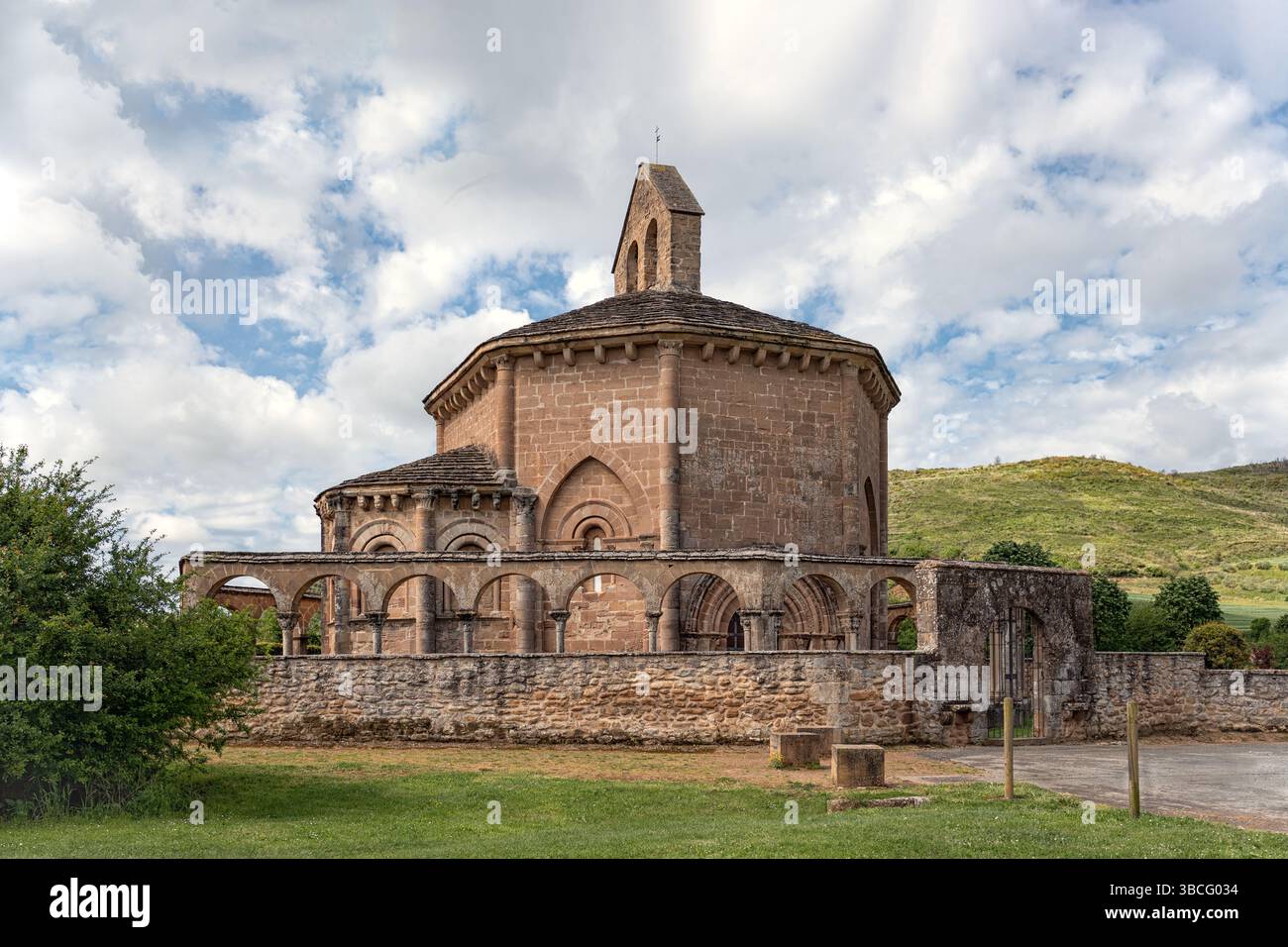 Die Eremitage der Heiligen Maria von Eunate ist eine romanische Kirche aus dem 12. Jahrhundert am Jakobsweg. Es ist aus verkleidetem Stein gebaut. Stockfoto