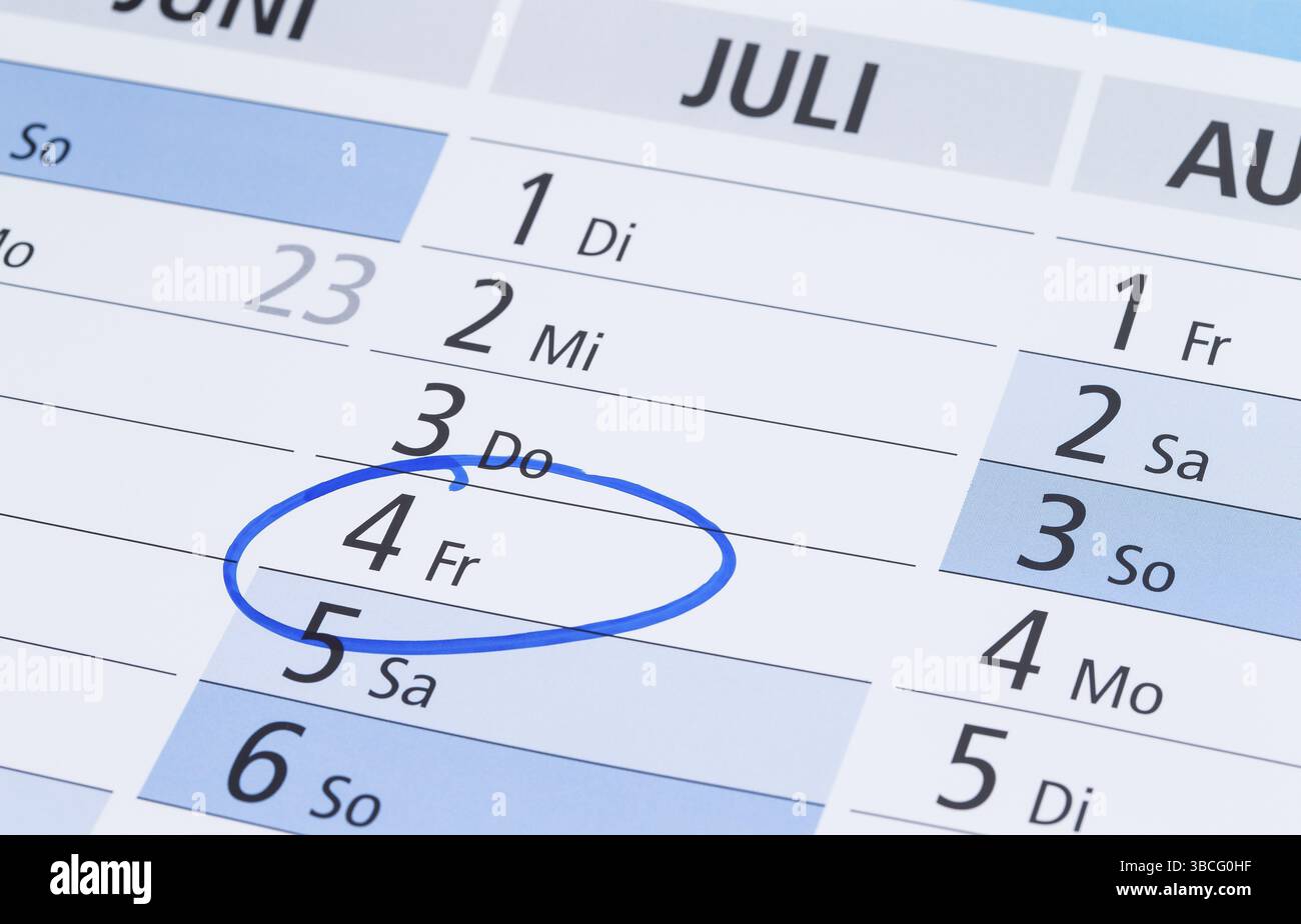 Das Foto zeigt einen Kalender mit einer Nadel, die den 4. Juli markiert Stockfoto