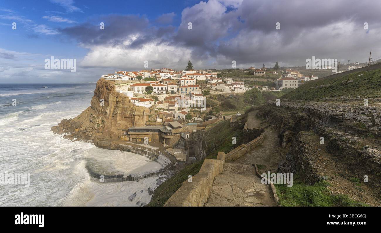 Azenhas do Mar, Portugal - 14. Dezember 2020: Blick auf das Felsendorf Azenhas do Mar in Zentralportugal Stockfoto