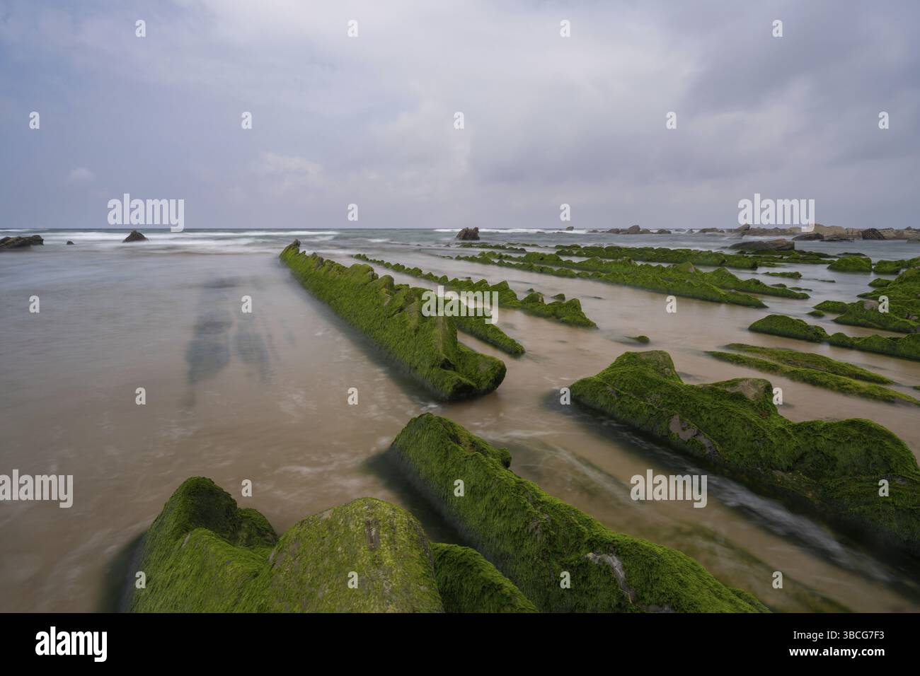 Eine lange Sicht auf die Felsformationen von Flysch bei Ebbe am Strand von Barrika in der Nähe von Bilbao Stockfoto