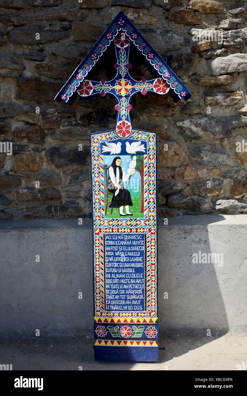 Lebendig gemalte Holzkreuze mit humorvollen Epitaphen auf dem rumänischen Friedhof Săpânța Merry spiegeln eine lokale Philosophie des Todes mit Leichtigkeit wider. Stockfoto