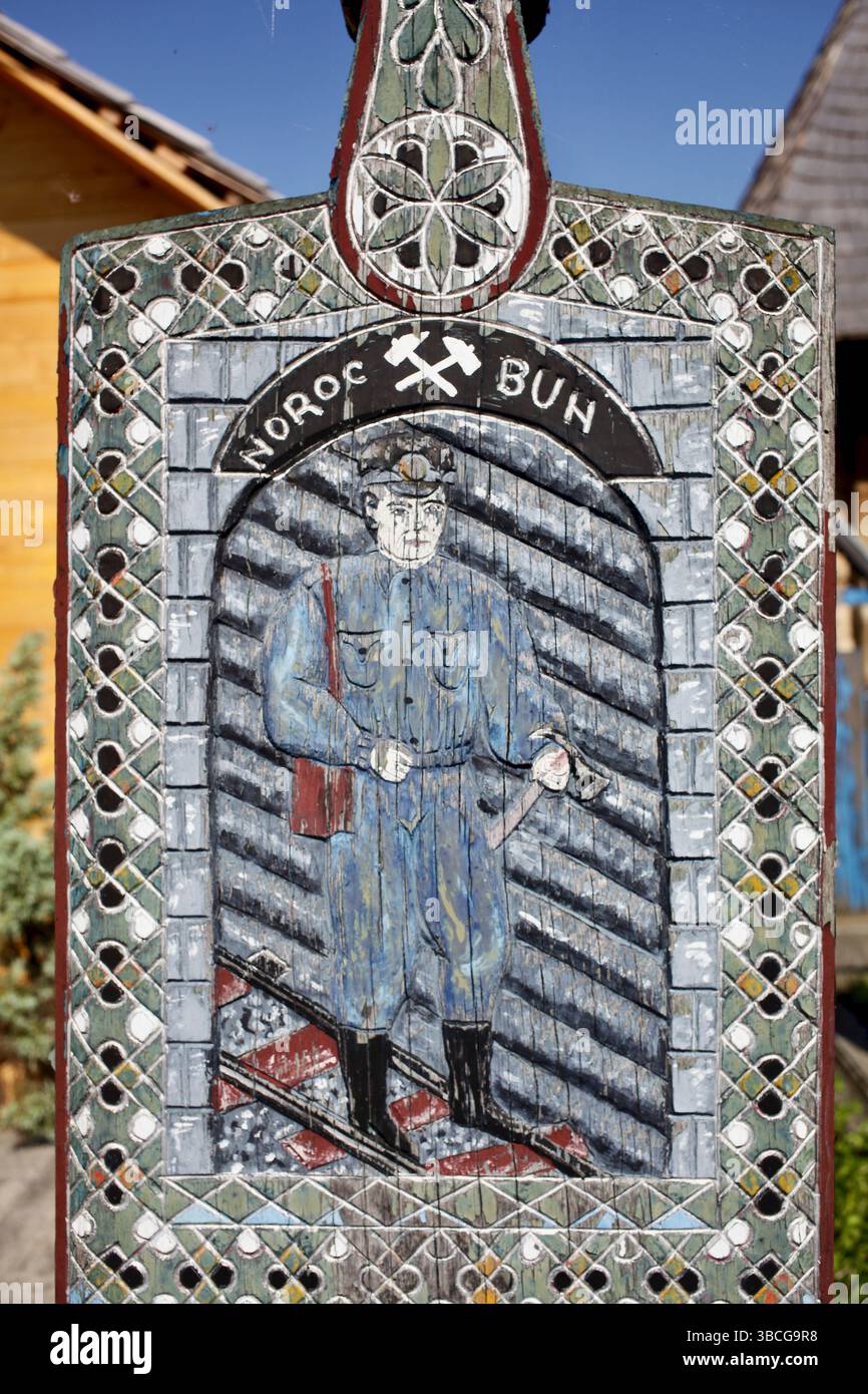 Lebendig gemalte Holzkreuze mit humorvollen Epitaphen auf dem rumänischen Friedhof Săpânța Merry spiegeln eine lokale Philosophie des Todes mit Leichtigkeit wider. Stockfoto