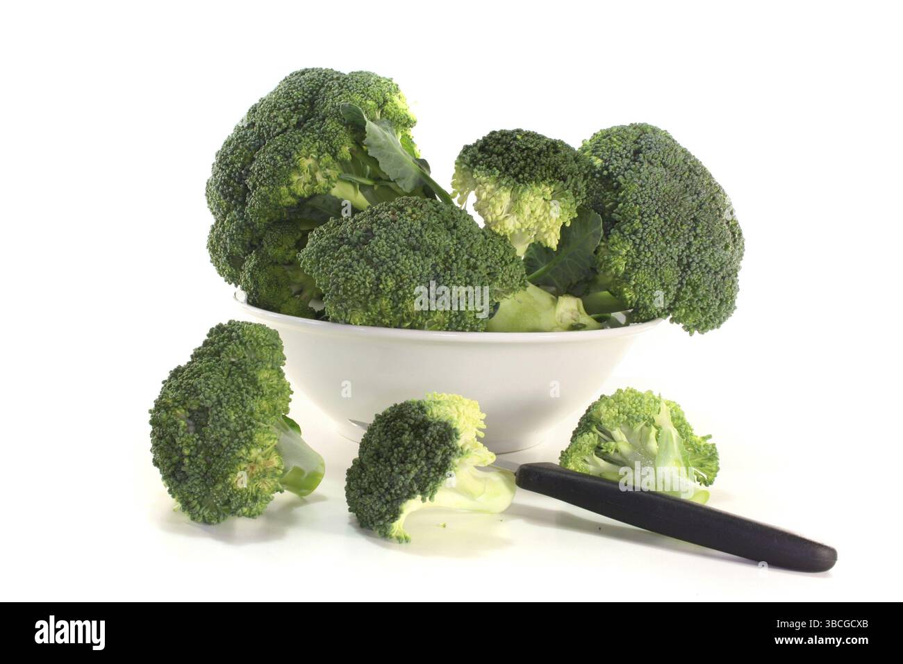 Weiße Schüssel mit Brokkoli auf weißem Hintergrund Stockfoto