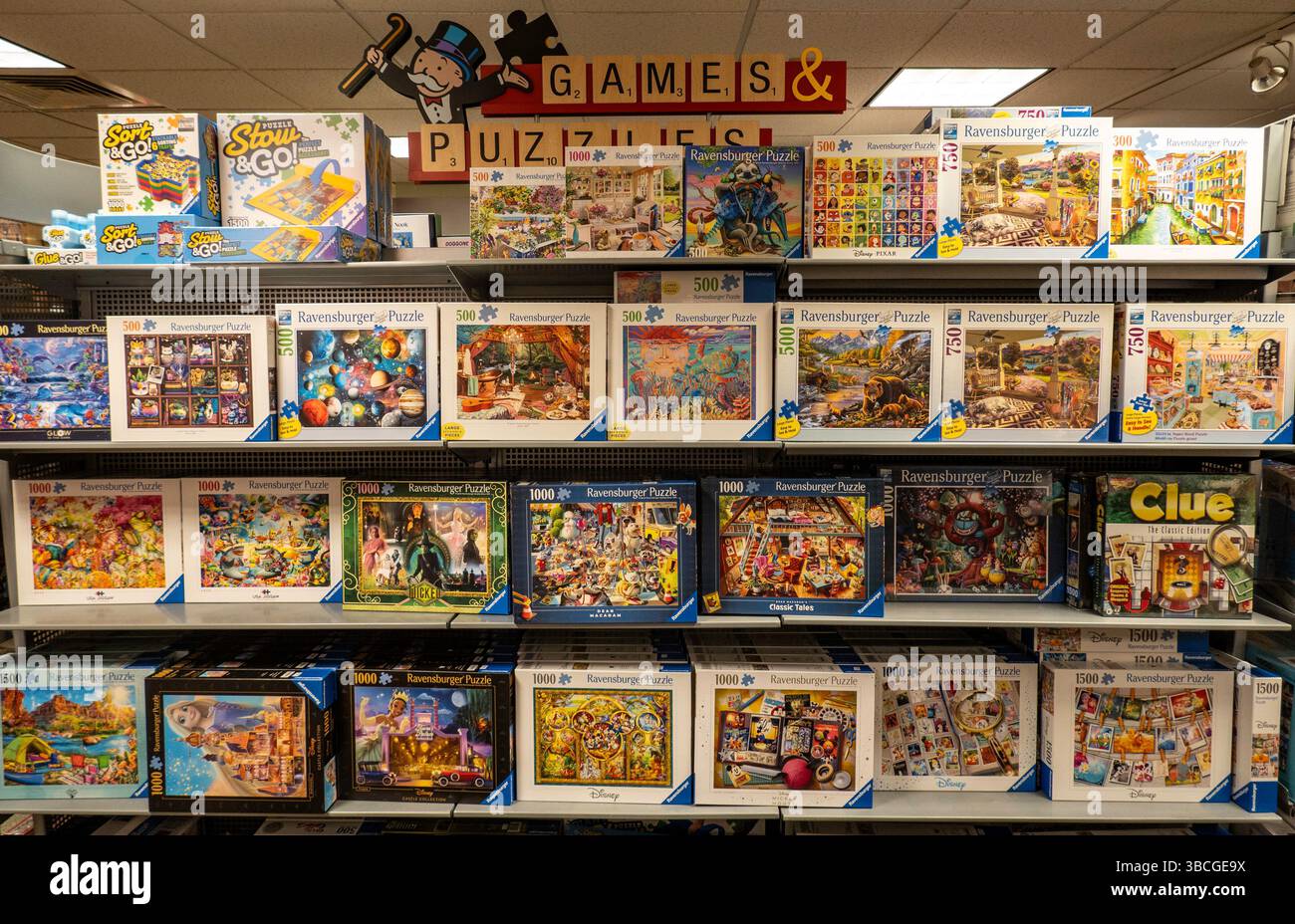 Barnes & Noble Booksellers auf der Fifth Avenue in New York City bietet eine große Auswahl an Büchern, Zeitschriften und Spielen, USA 2025 Stockfoto