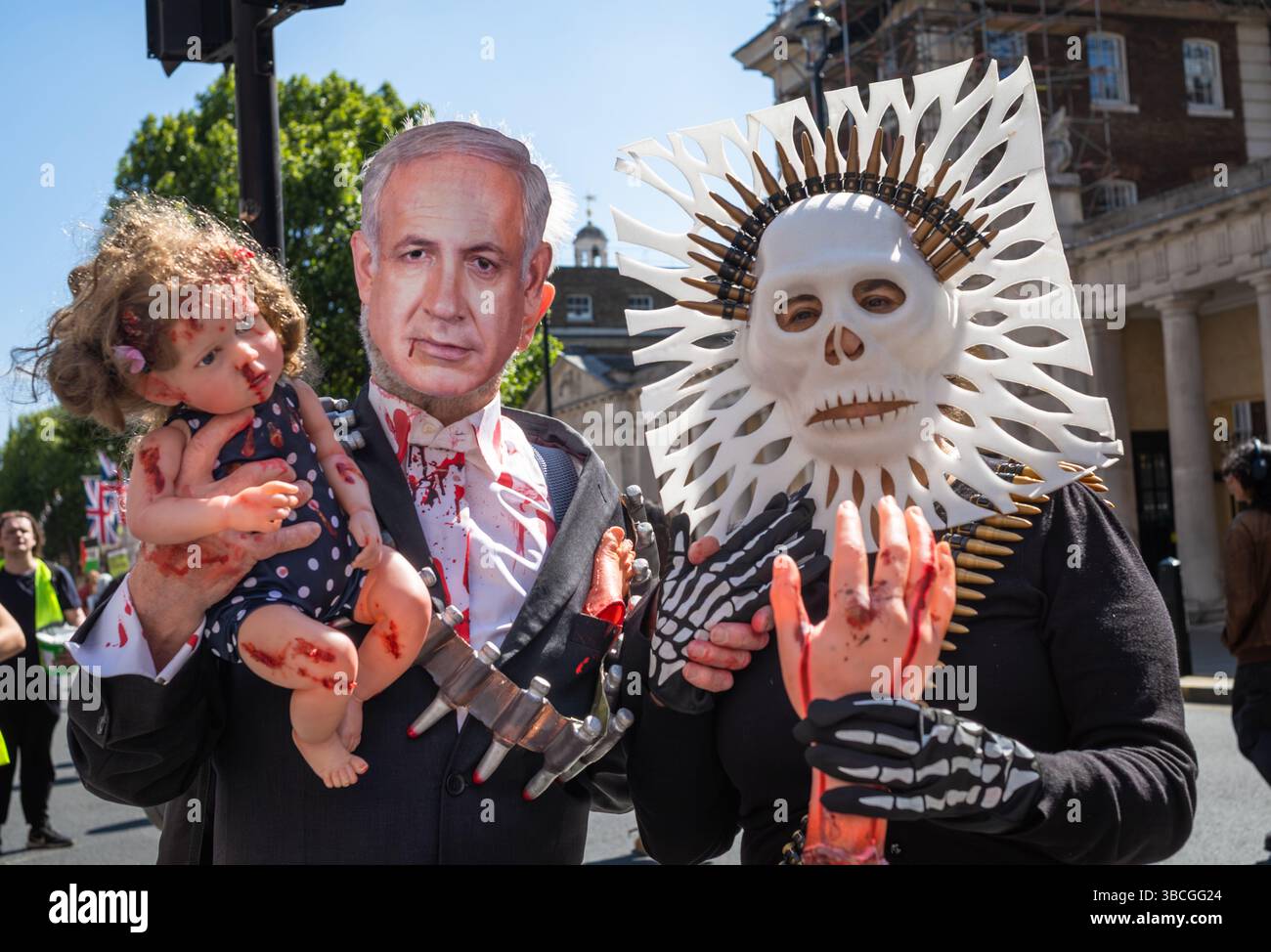 Pro-palästinensische Demonstranten tragen eine Benjamin Netanjahu Maske, eine Schädelmaske mit Kugeln, halten eine verwundete Babypuppe und abgeschnittene Gliedmaßen, London, Großbritannien. Stockfoto