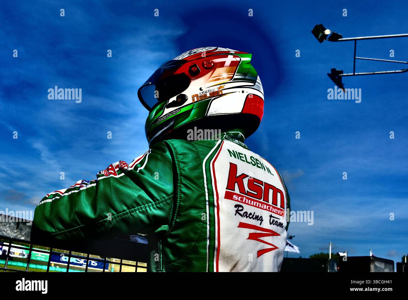 Ein junger Nicklas Nielsen, der sein rotes Talent auf der internationalen Karting-Strecke vorstellt – lange bevor er zum internationalen Sportwagenrennen Aufstieg. Stockfoto