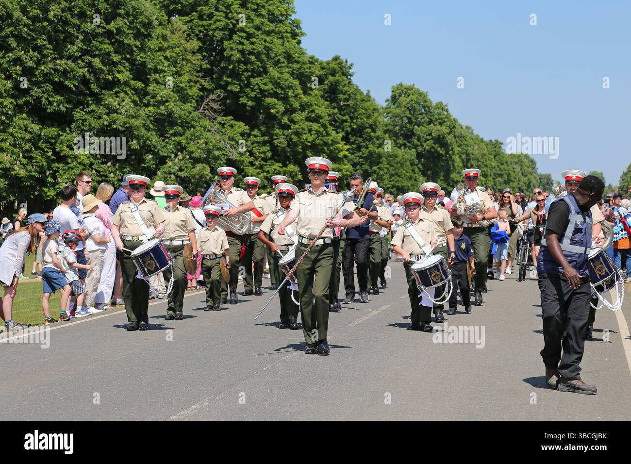 Surbiton RBL Youth Marching Band, Kastaniensonntag, 11. Mai 2025. Bushy Park, Hampton Court, Greater London, England, Vereinigtes Königreich, Großbritannien, Europa Stockfoto
