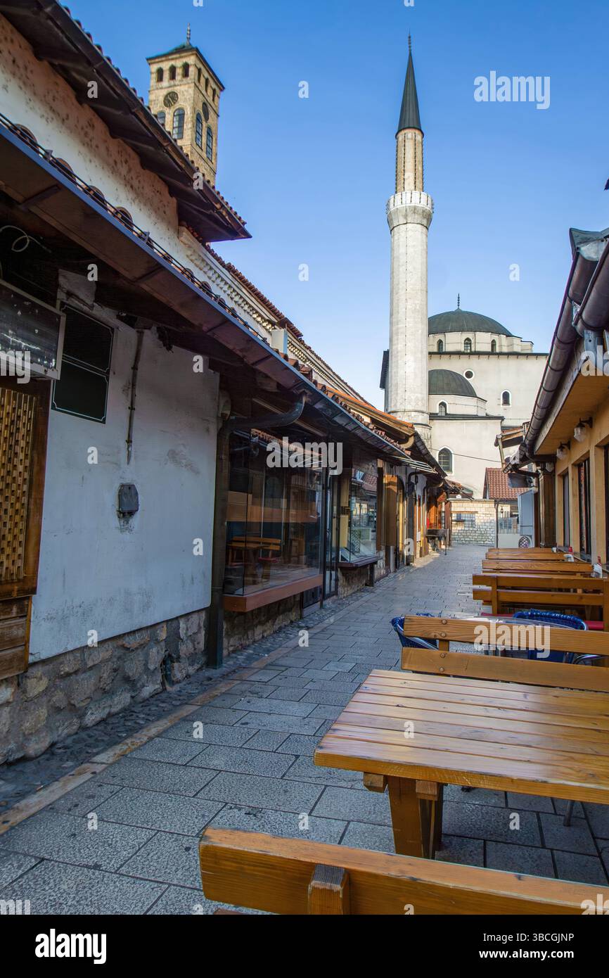 Traditioneller Straßenblick auf die Gazi Husrev-Beg Moschee und Cafés in einem historischen Stadtbild in Sarajevo Stockfoto