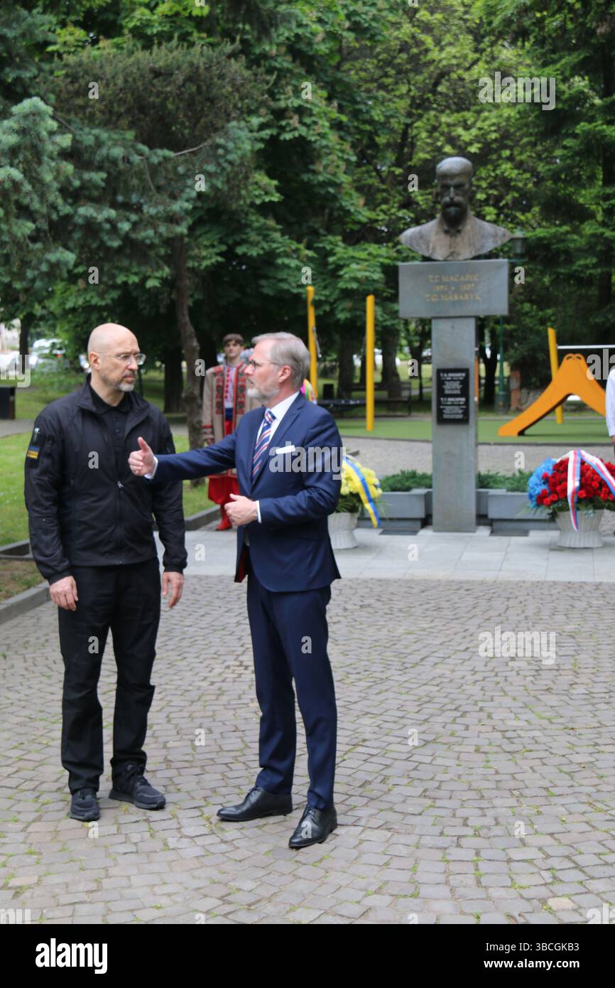 Der tschechische Premierminister Petr Fiala (rechts) traf seinen ukrainischen Amtskollegen Denys Schmyhal (links) am 20. Mai 2025 in Uschhorod in der Westukraine und diskutierte über weitere Unterstützung der Ukraine, wirtschaftliche Zusammenarbeit und die Zukunft der tschechischen Botschaft in Kiew. Sie zollten dem Andenken an den ersten tschechoslowakischen Präsidenten Tomas Garrigue Masaryk Tribut. (CTK Foto/Martin Weiser) Stockfoto