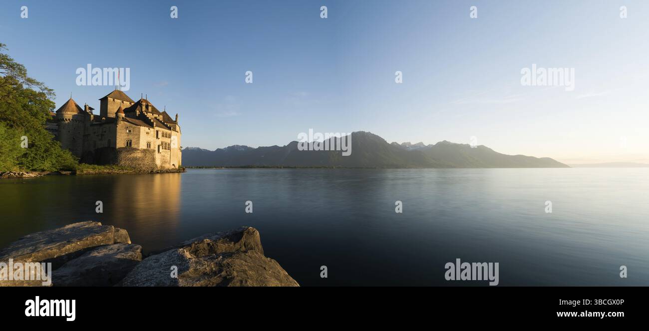 Schweiz - 31. Mai 2019: Panoramablick auf den Genfer See und das historische Schloss Chillon am Seeufer bei Montreux Stockfoto